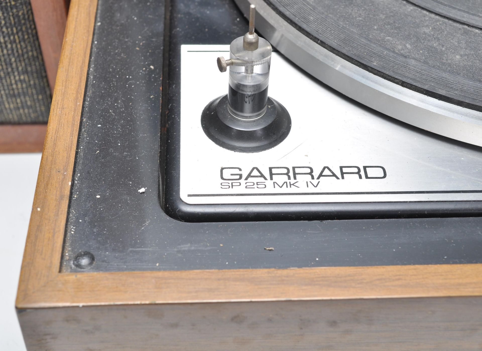 Hi-Fi - A teak cased retro Garrard SP 25 MK IV record deck turntable having a smokey perspex - Bild 5 aus 6