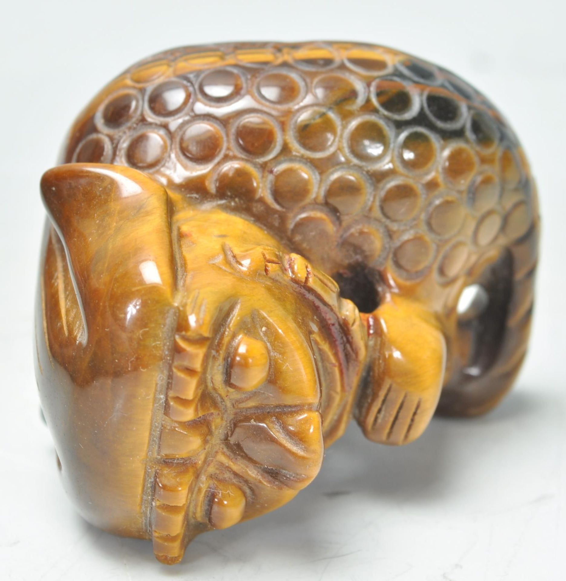 A good early 20th Century Chinese tigers eyes carved figure of a fu dog. Measures 5 cm tall by 5 - Bild 7 aus 7