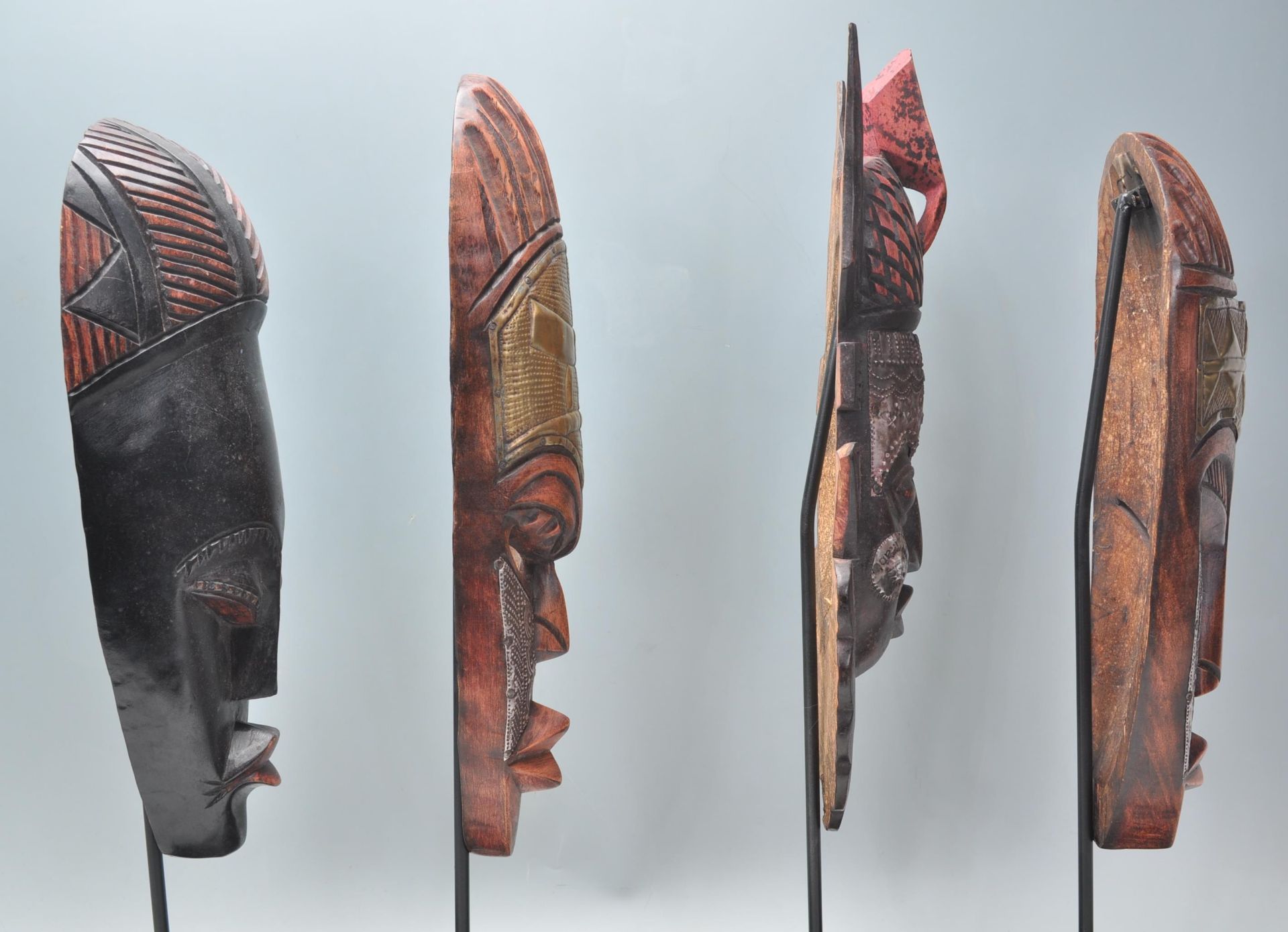 A group of four carved wooden African tribal masks each being raised on supports with stepped plinth - Bild 7 aus 8