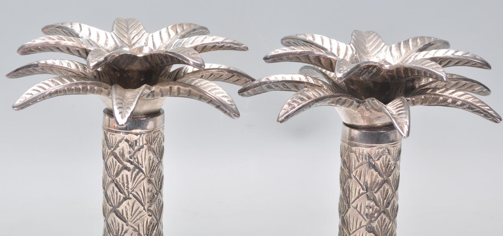 A pair of silver plated candlesticks in the from of palm trees raised on round bases with textured - Bild 3 aus 5