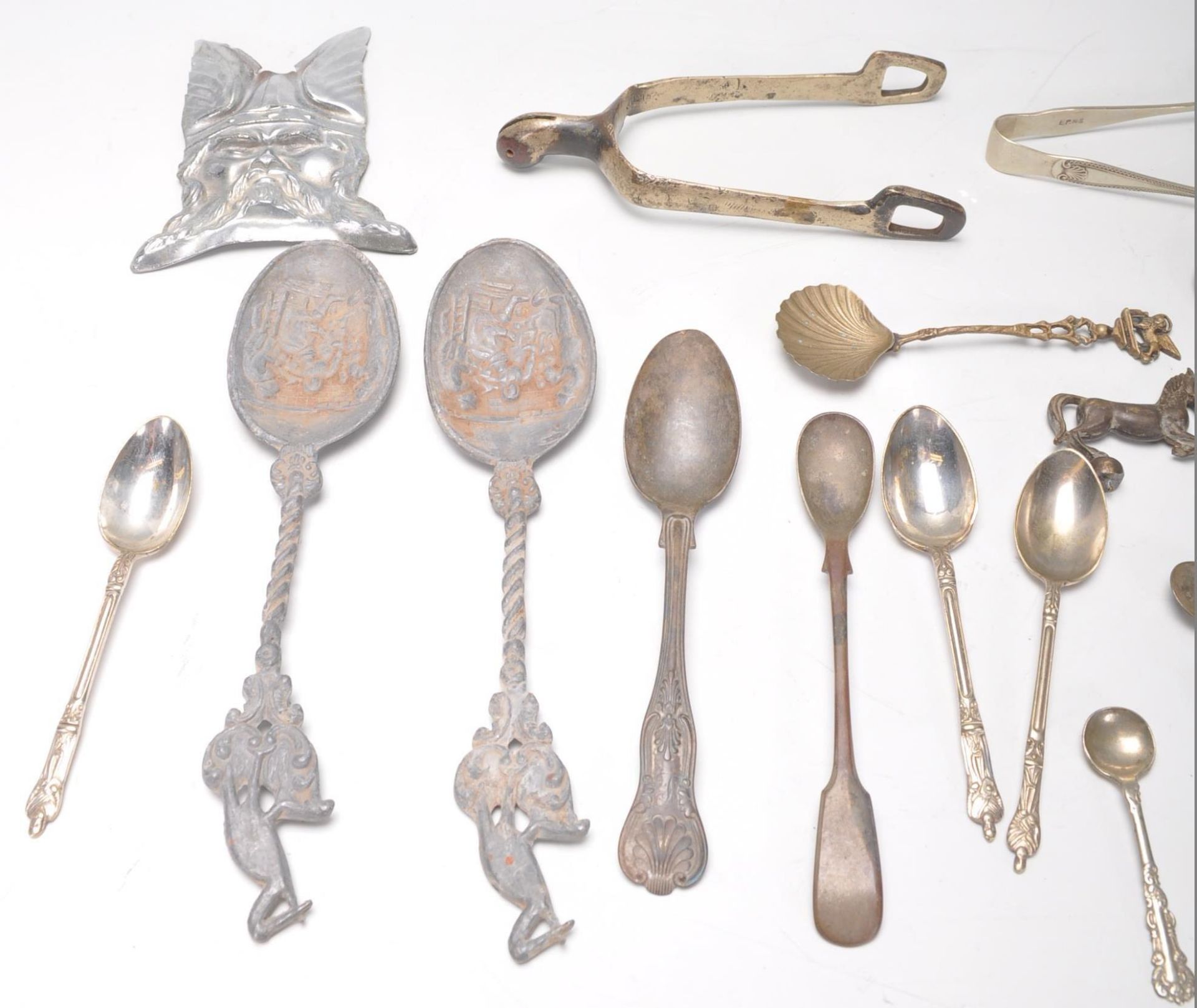 Metal Detectorist Finds. A collection of metal detector finds to include 19th century pewter spoons, - Bild 2 aus 10