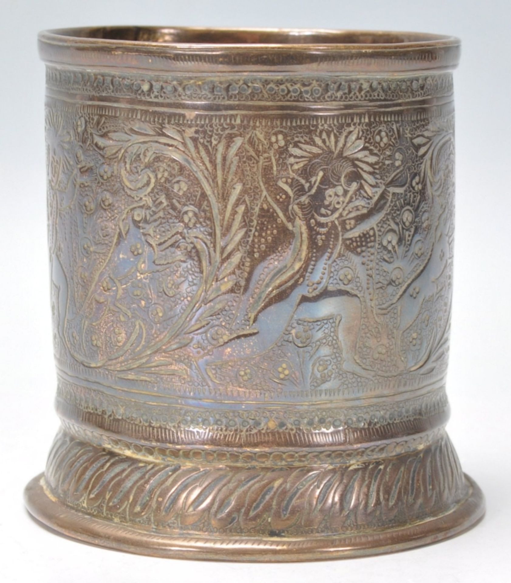 A vintage 20th Century Indian brass brush pot of cylindrical form with finely engraved dancing - Bild 4 aus 6