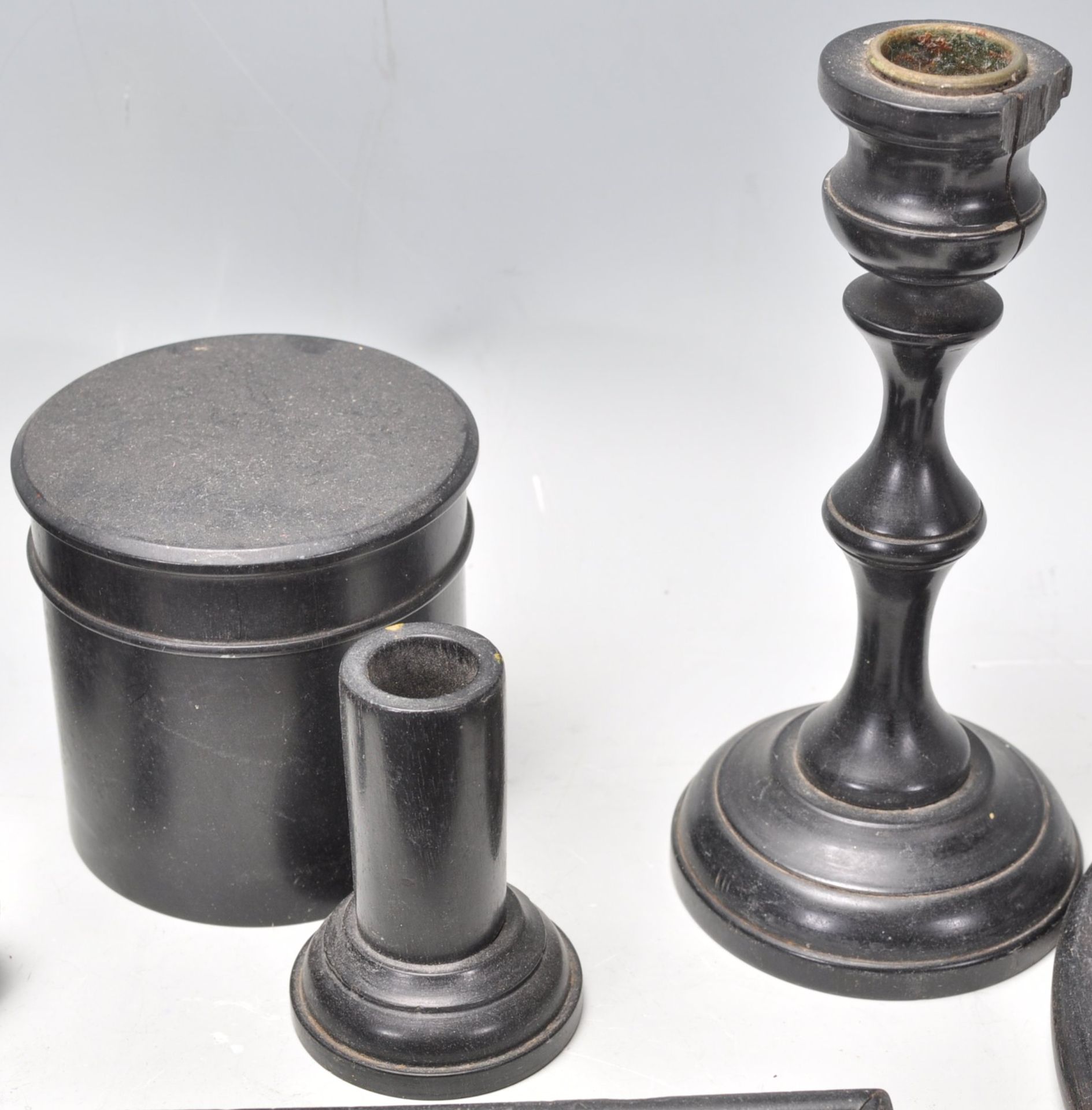 An early 20th Century ebonised wooden dressing table set consisting of mirror, tray, candlesticks, - Bild 3 aus 6