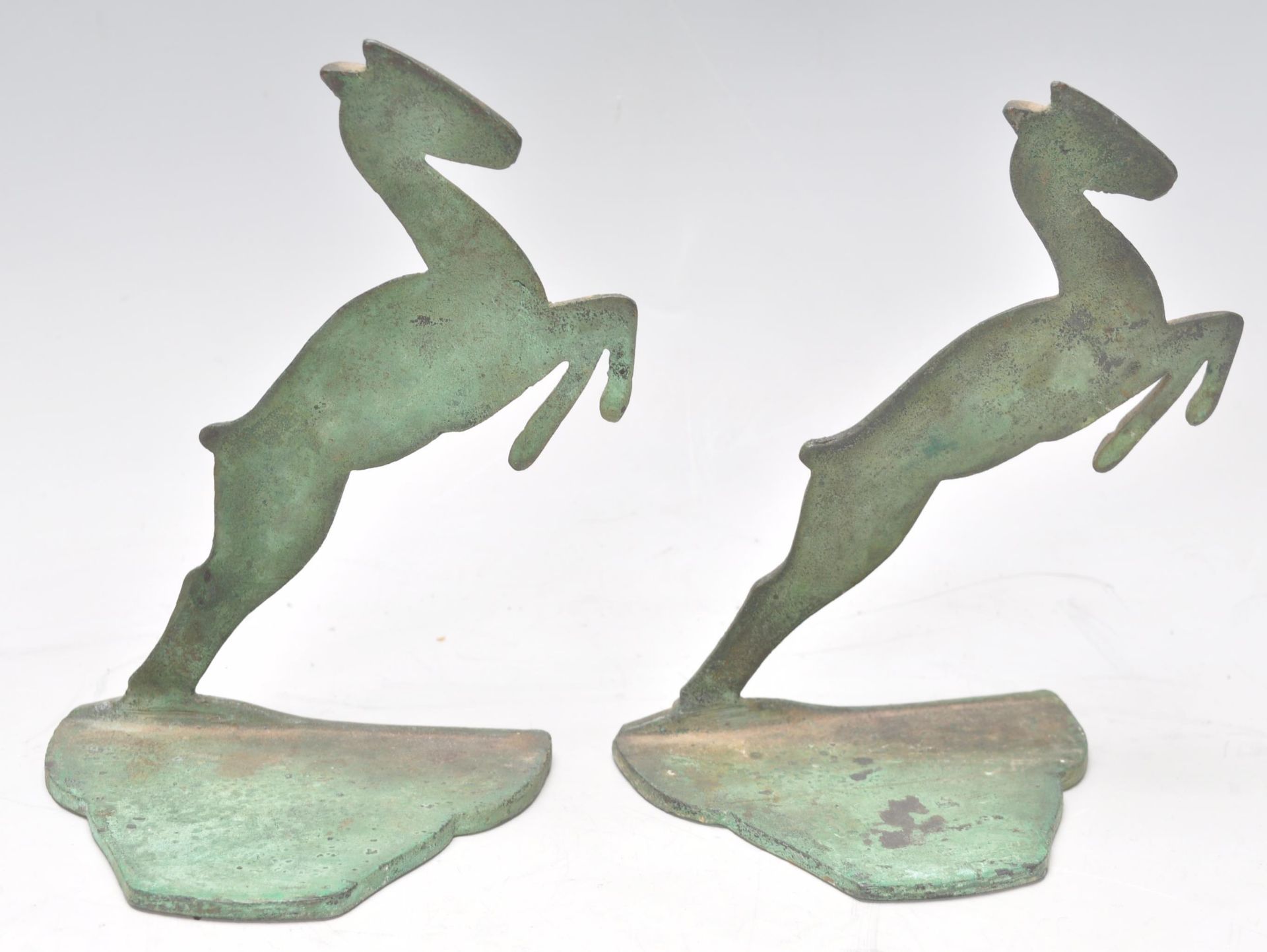 A pair of unusual early 20th century brass / bronze bookends in the form of leaping gazelle set to - Bild 4 aus 6