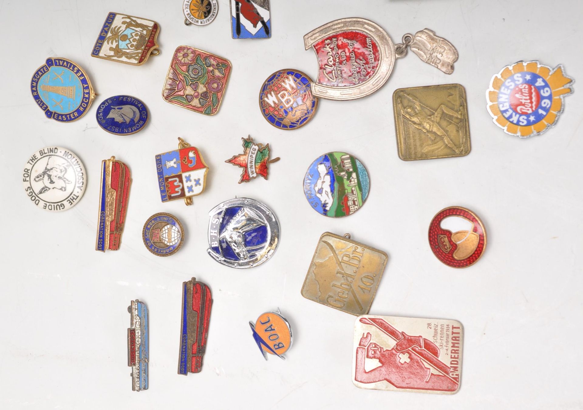 A collection of vintage pin badges dating from the early 20th Century. Multiple enameled examples to - Bild 2 aus 6