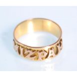 A Victorian 9.375ct gold hallmarked band ring embellished with ' Mizpah ' to centre. Birmingham