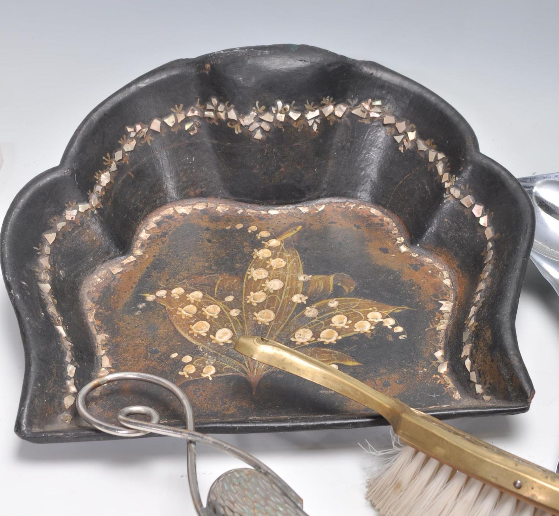 A good mixed collection of crumb trays and brushes dating from the 19th Century to include a - Bild 2 aus 7