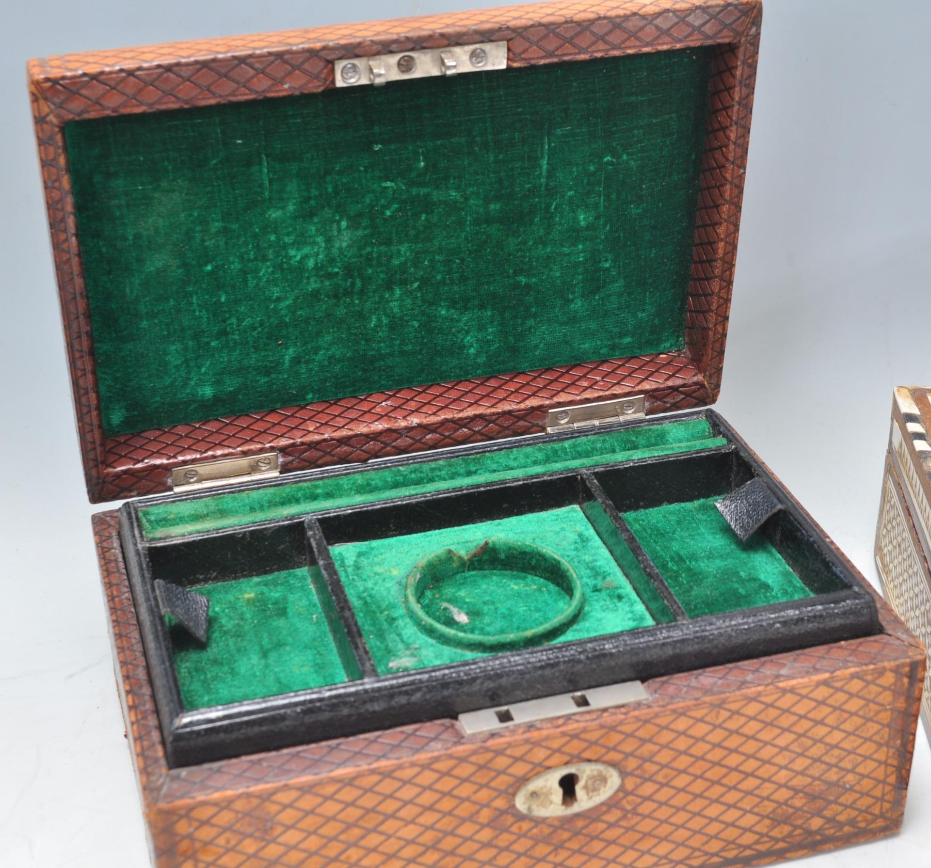 A good collection of jewellery / trinket boxes dating from the early 20th Century to include a - Bild 4 aus 9