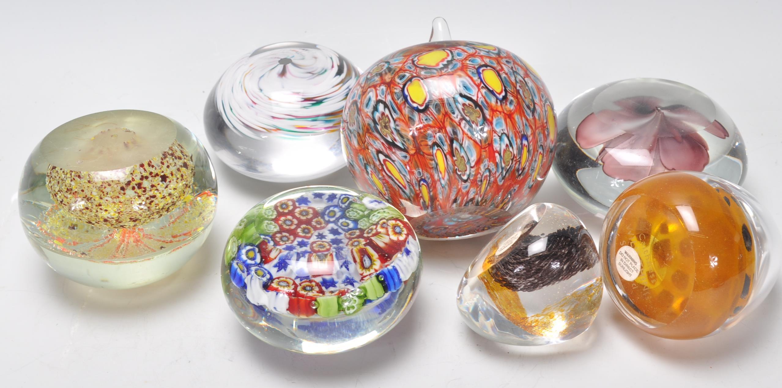 A mixed group of vintage 20th Century glass paperweights to include millefiore examples, Caithness - Image 8 of 9