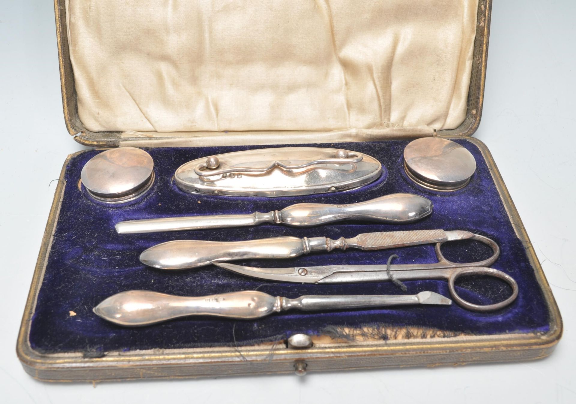 A good early 20th Century silver hallmarked ladies vanity set within original fitted leather case. - Image 3 of 6