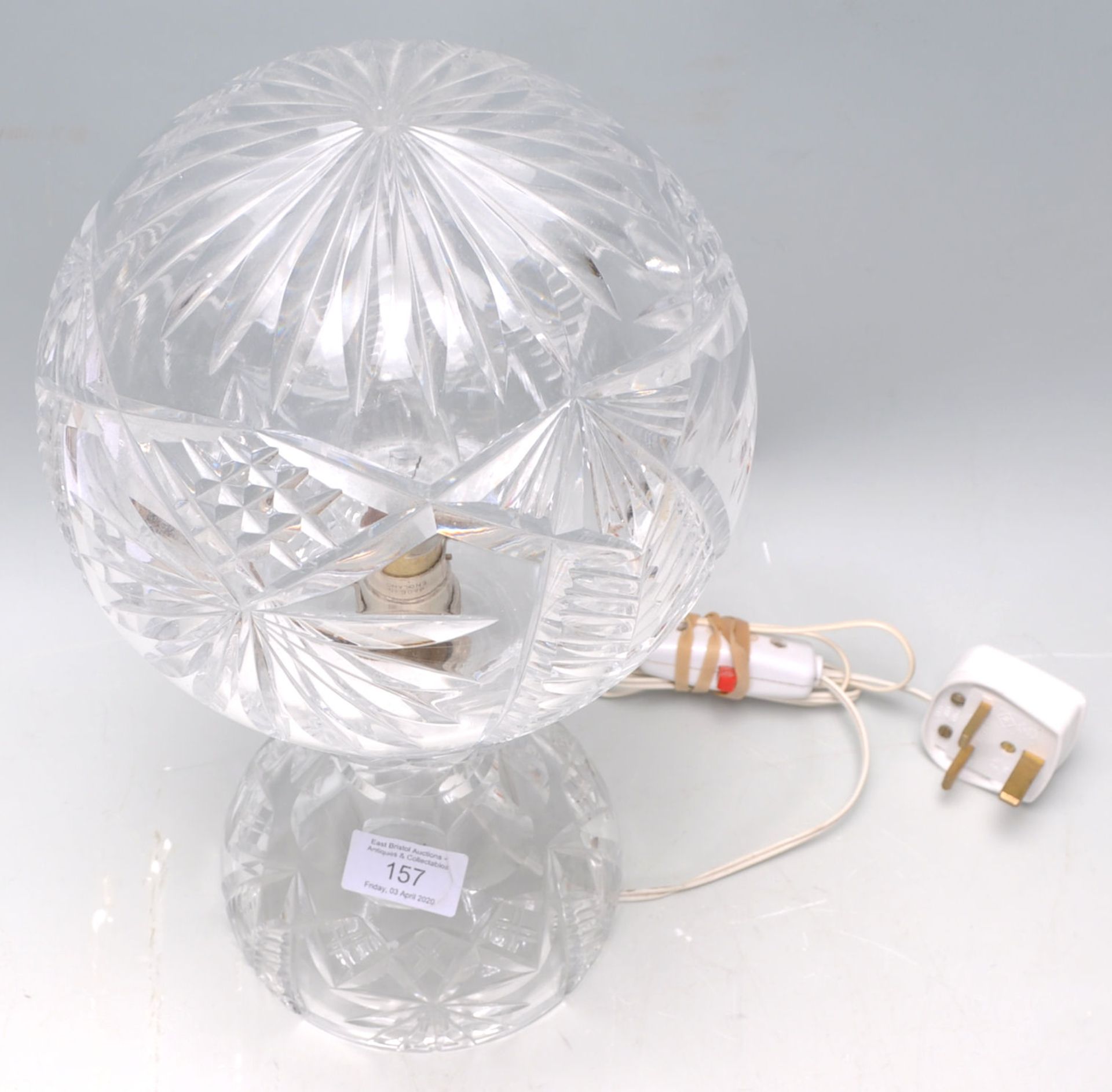 A lovely early 20th Century Edwardian cut glass table lamp having a cut glass round shade. - Bild 5 aus 6