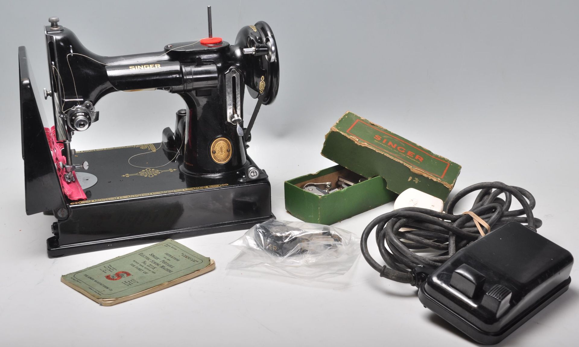 A vintage 20th Century Singer Featherweight convertible portable sewing machine model number 221k - Bild 8 aus 12