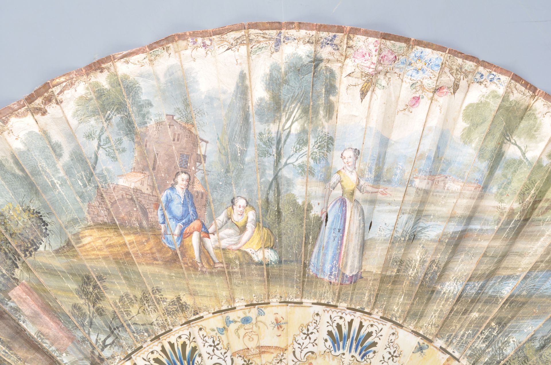 A 19th Century Victorian ivory and paper fan having a hand painted classical river scene to the - Bild 2 aus 12