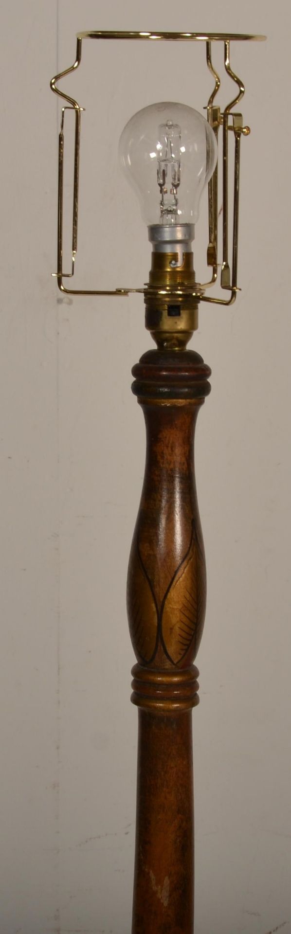 A vintage 20th Century Chinese standard lamp light having a turned stem column with gilt banding and - Bild 2 aus 5