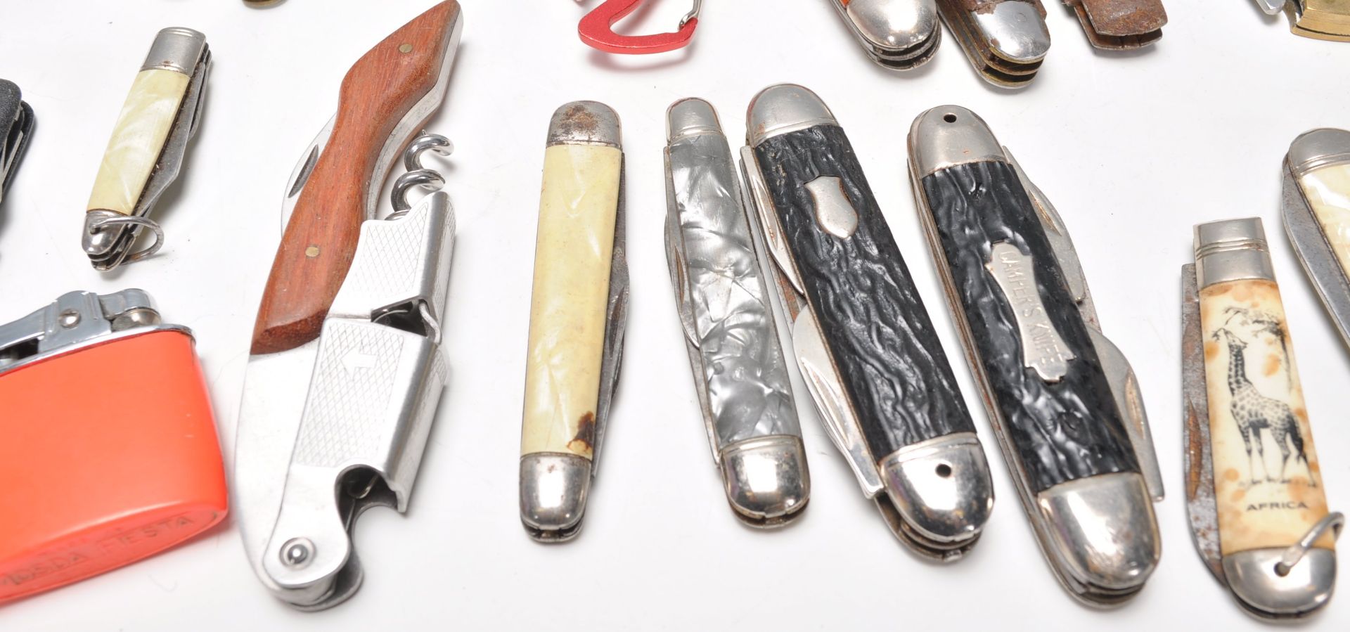 A large collection of mixed pen knives of different ages including early 20th Century celluloid - Bild 5 aus 12