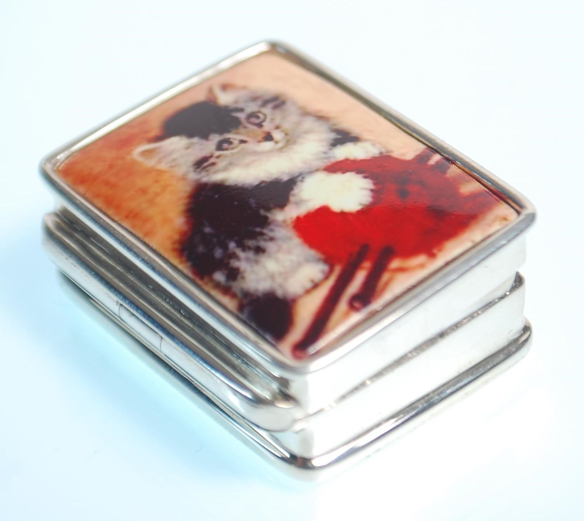 A stamped sterling silver pill box of square form having an enamelled lid with a kitten and wool - Image 3 of 6