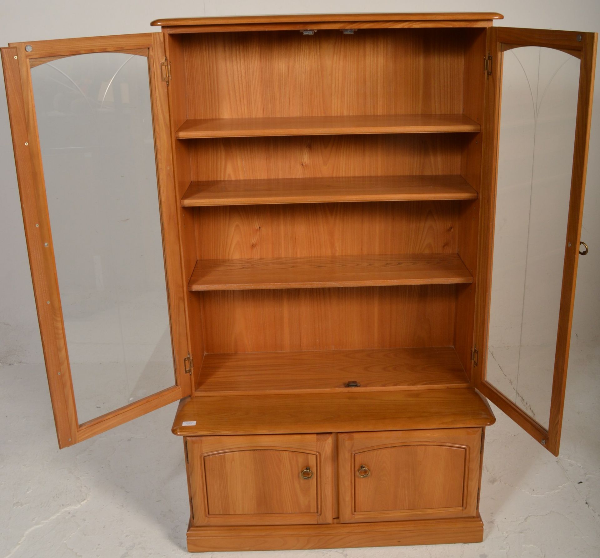 Ercol - A retro style beech and elm sideboard display cabinet comprising of a glazed twin door - Bild 3 aus 5