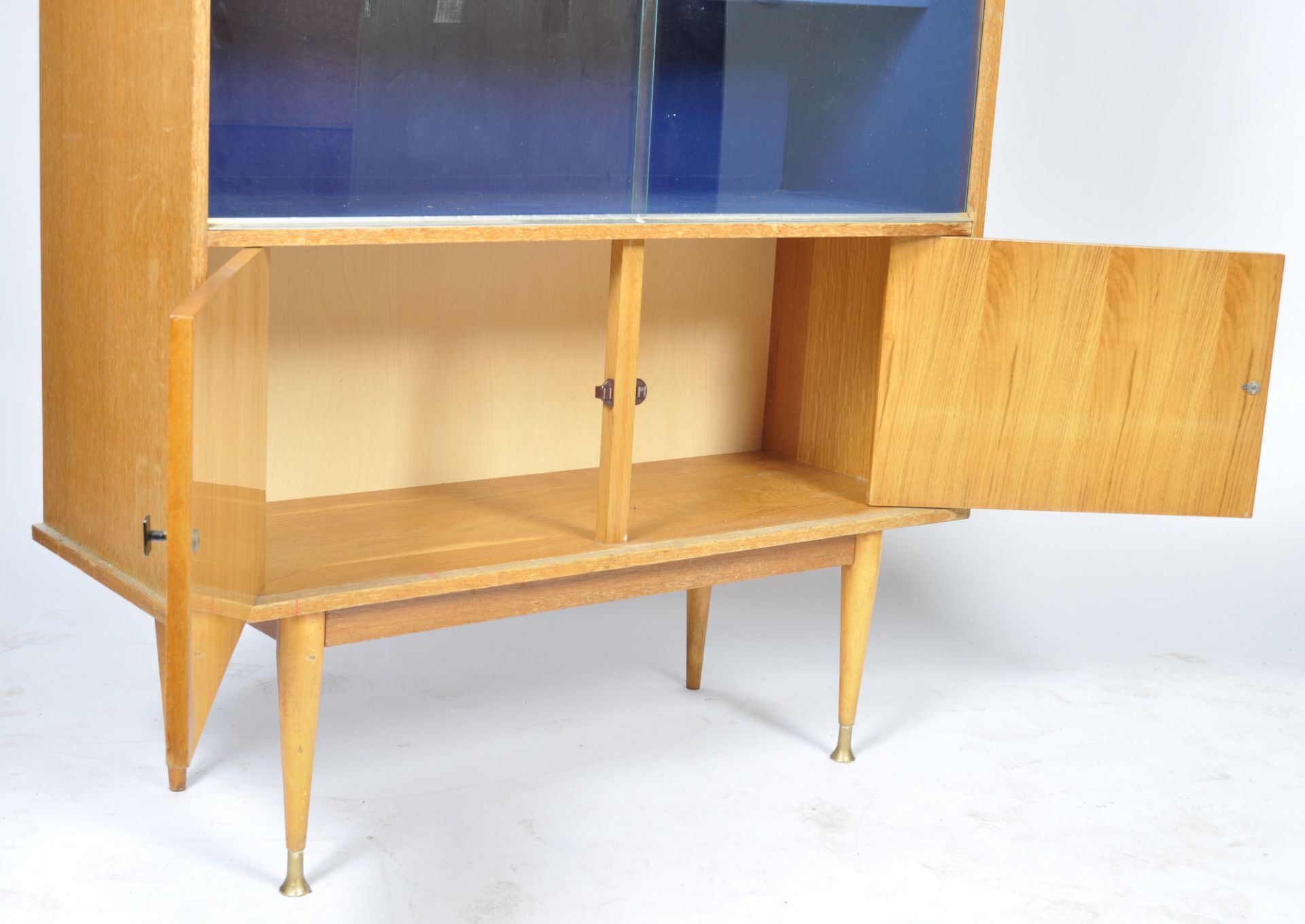 MID 20TH CENTURY BELIEVED ITALIAN BEECH & GLASS DISPLAY CABINET - Bild 5 aus 5