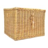 20TH CENTURY VINTAGE WICKER BASKET OF WOVEN CONSTRUCTION