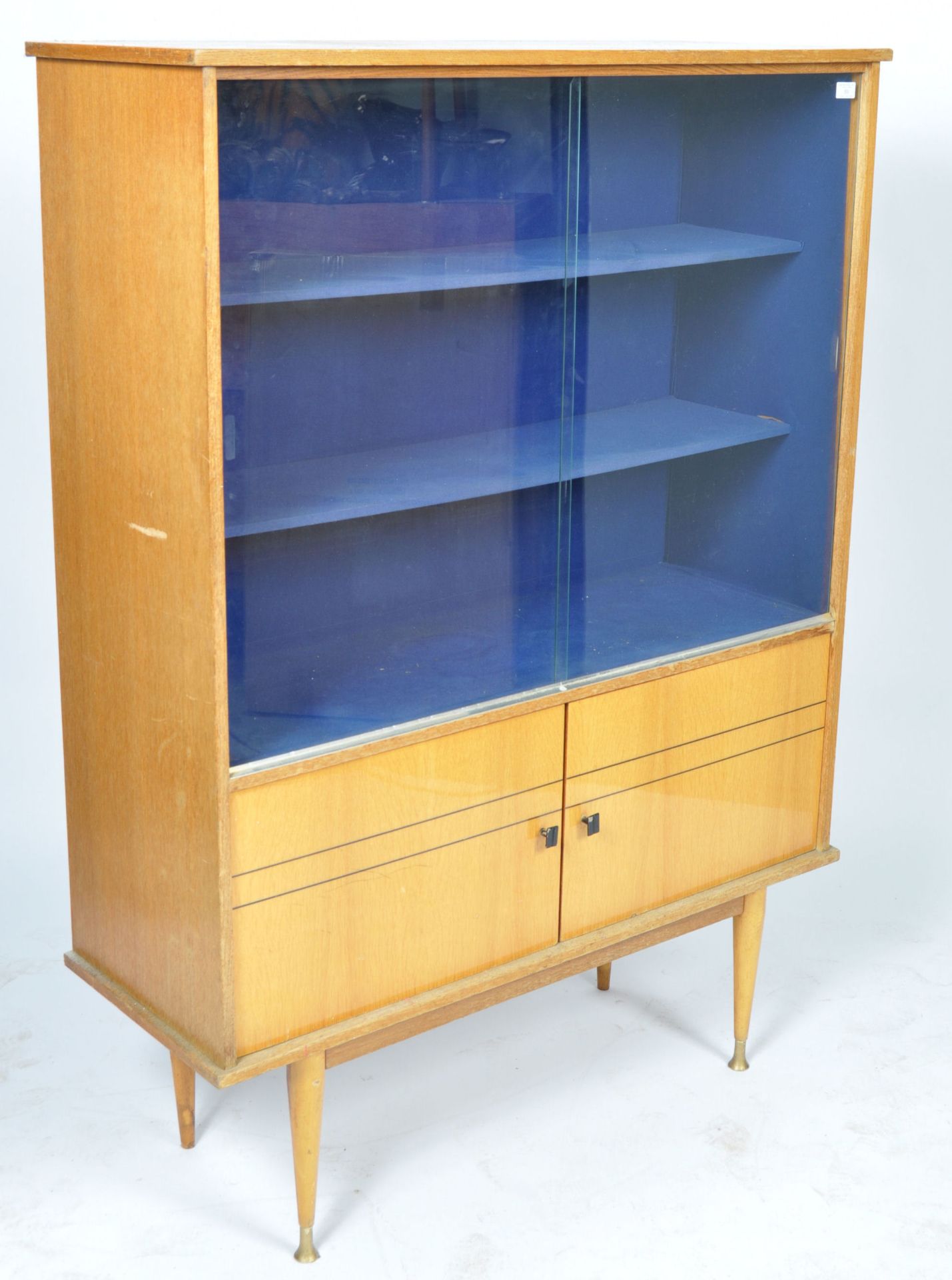 MID 20TH CENTURY BELIEVED ITALIAN BEECH & GLASS DISPLAY CABINET - Bild 2 aus 5