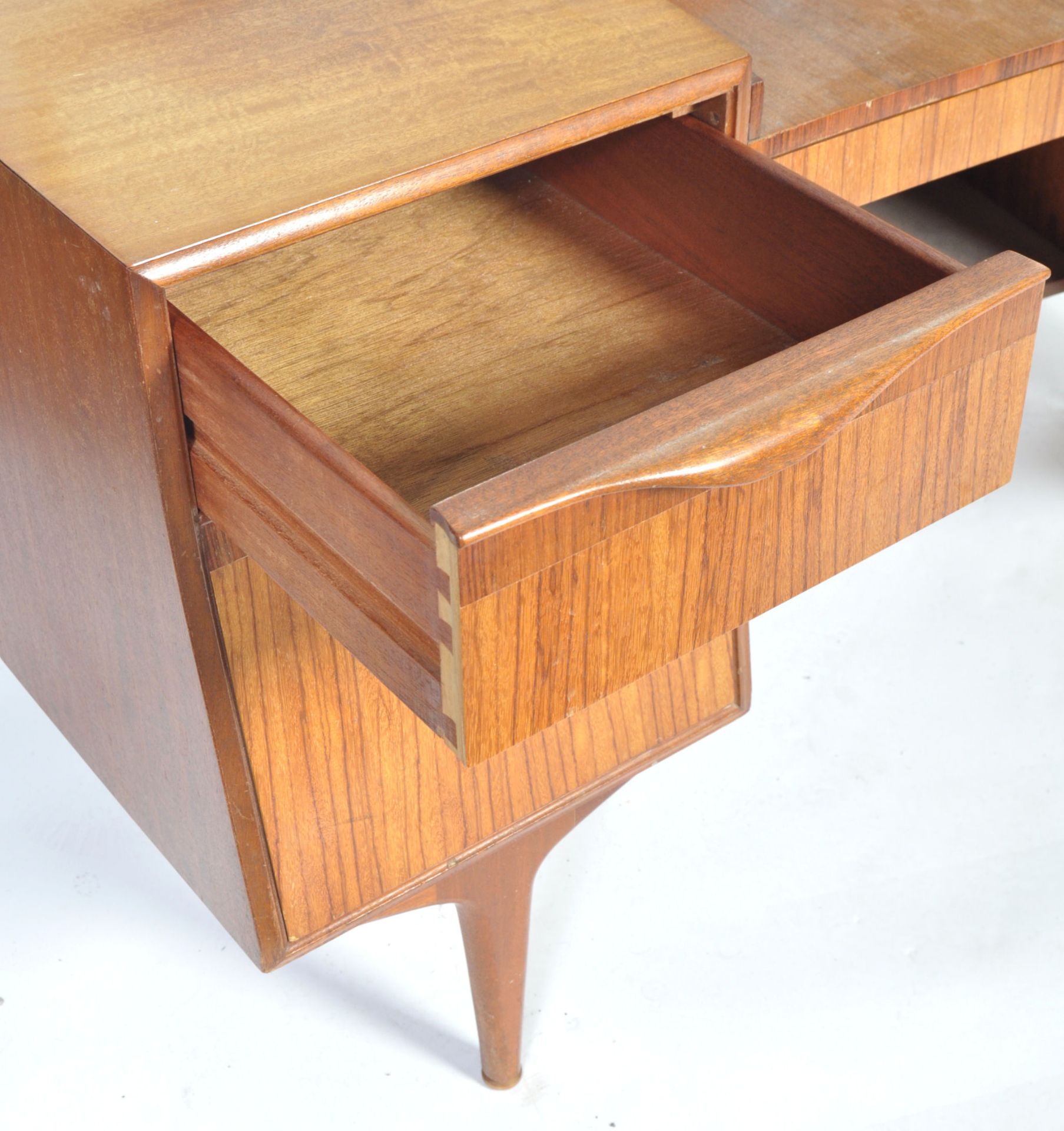 AH. MCINTOSH RARE MID 20TH CENTURY TEAK DRESSING TABLE - Bild 3 aus 5