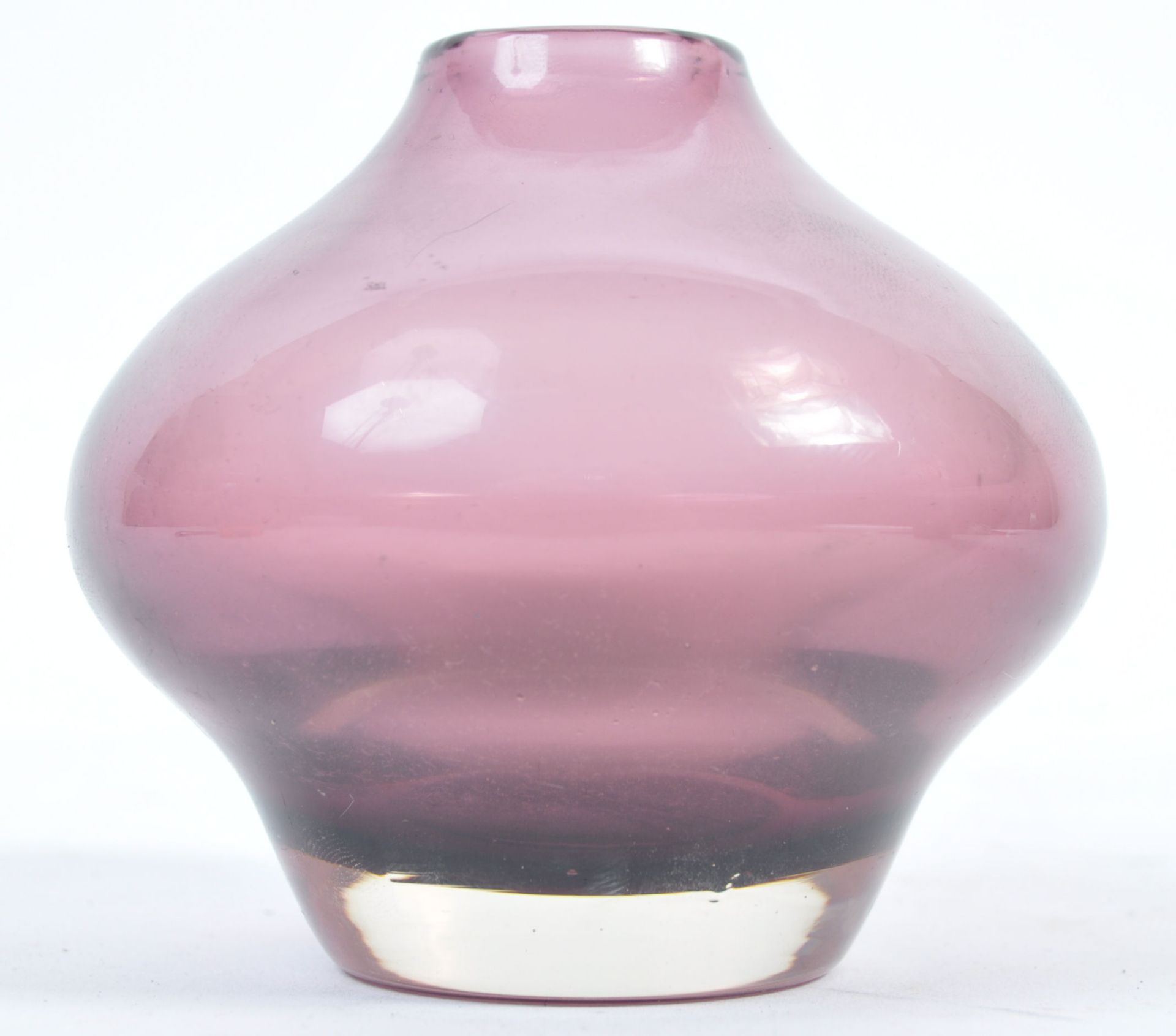 RIIHIMAKI / RIIHIMAEN LASI OY STUDIO GLASS VASE BY AIMO OKKLIN