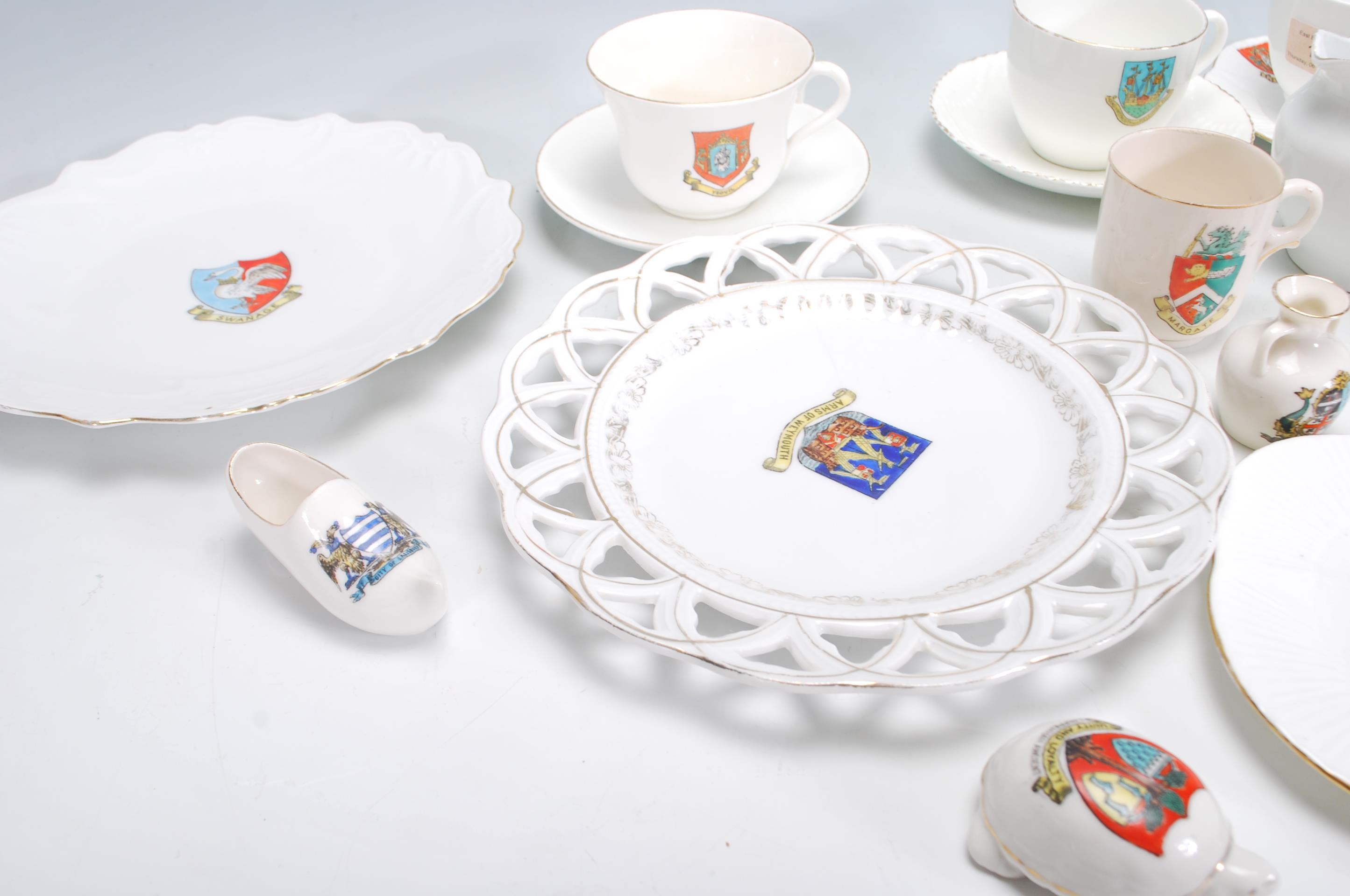 A collection of vintage crested ware ceramics to i - Image 5 of 7