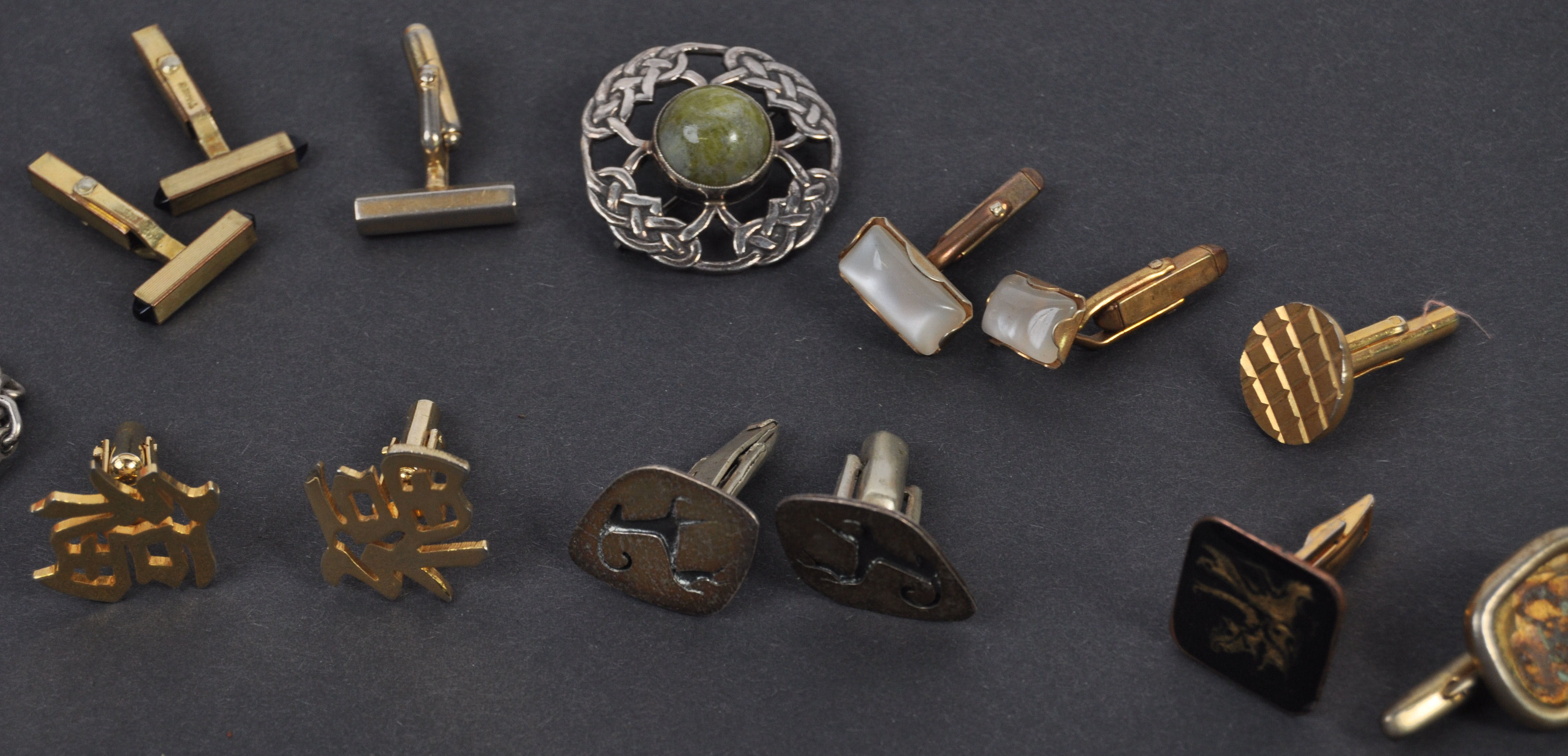 COLLECTION OF COSTUME JEWELLERY FROM PETER WYNGARDE - Image 3 of 4