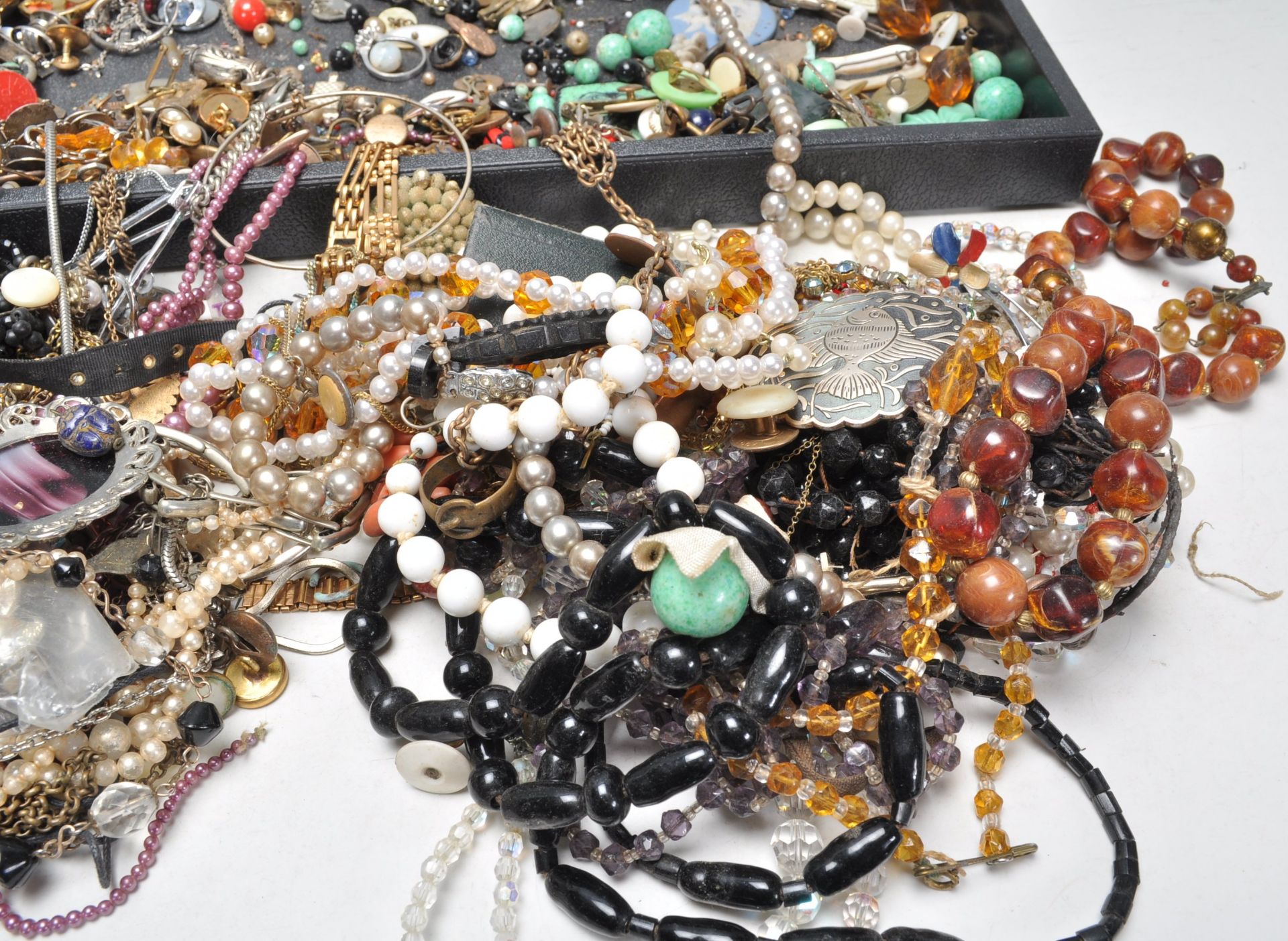 A collection of vintage ladies costume jewellery to include  good selection of beaded necklaces, a - Bild 9 aus 9