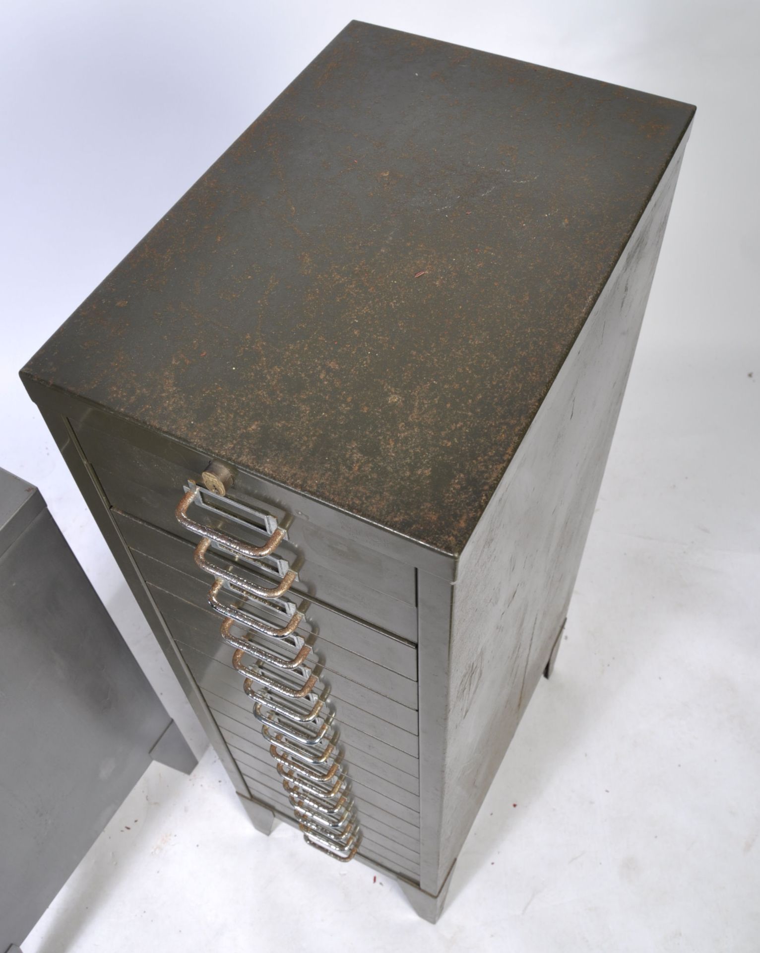 TWO 20TH CENTURY RETRO VINTAGE METAL FILING CABINE - Bild 3 aus 5