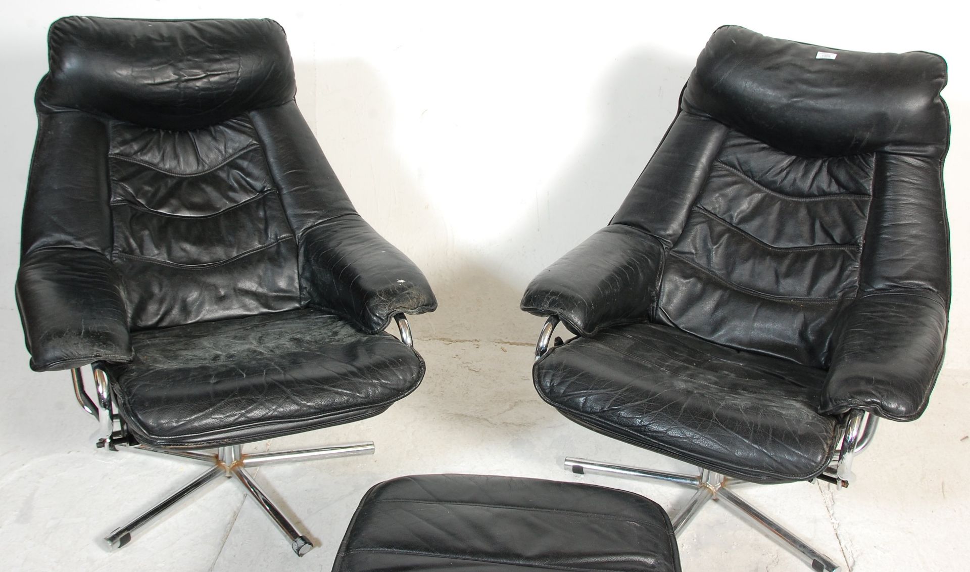 A pair of vintage retro 1970's Swedish black leather arm / lounge chairs, each raised on chrome - Bild 2 aus 7