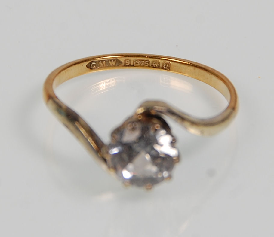 Two 9ct gold ladies rings. One set with a large single CZ stone to the center with white accent - Image 3 of 5