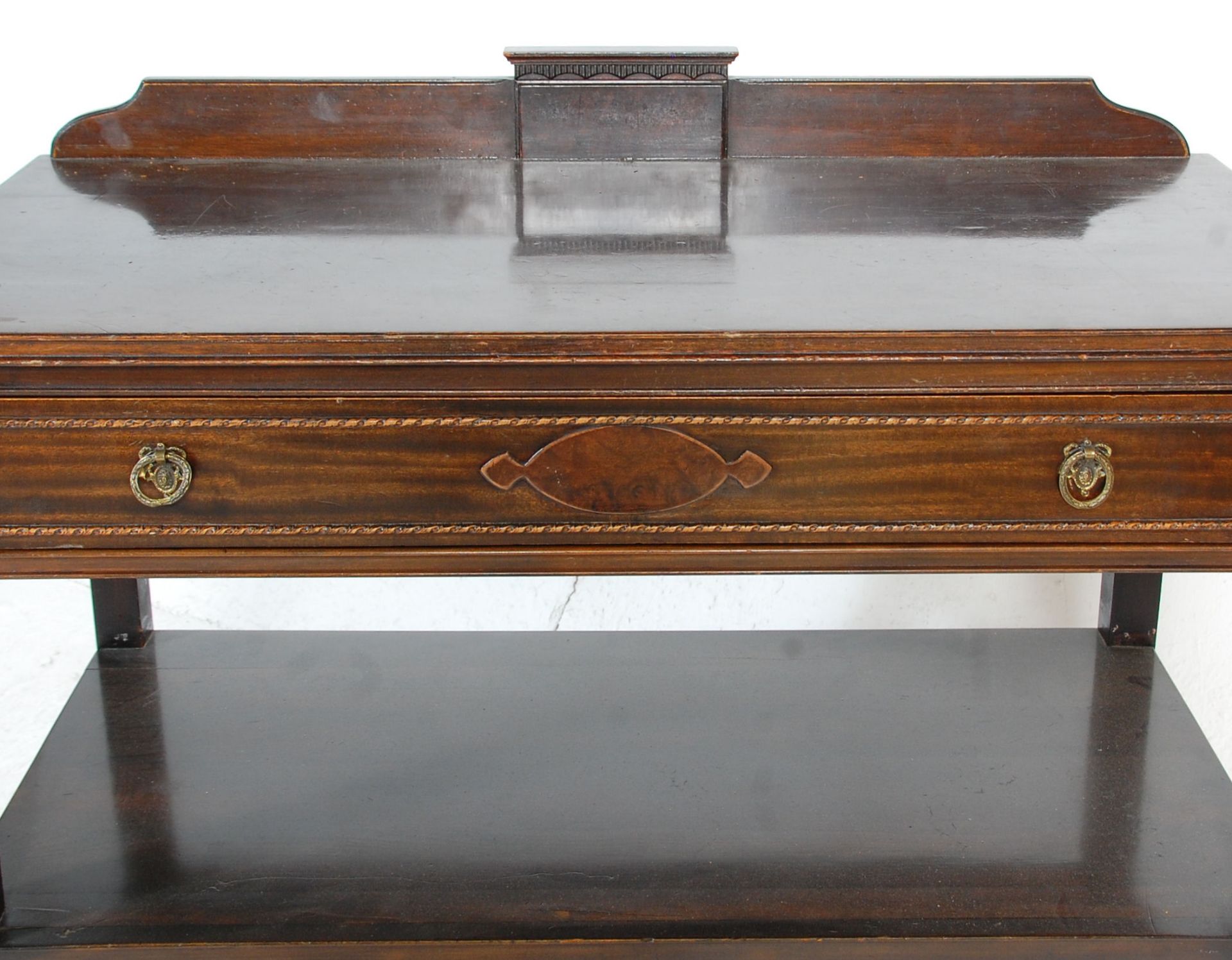 An early 20th Century Edwardian mahogany serving table having a gallery back, with a single drawer - Bild 2 aus 6