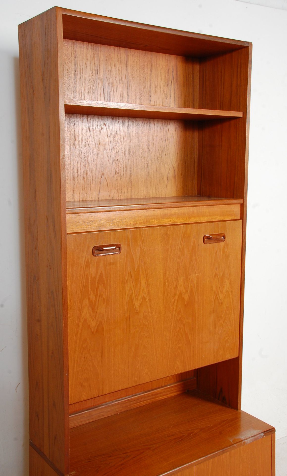 A vintage retro G Plan mid 20th Century teak wood wall unit  bookcase / drinks cabinet having a twin - Bild 3 aus 6