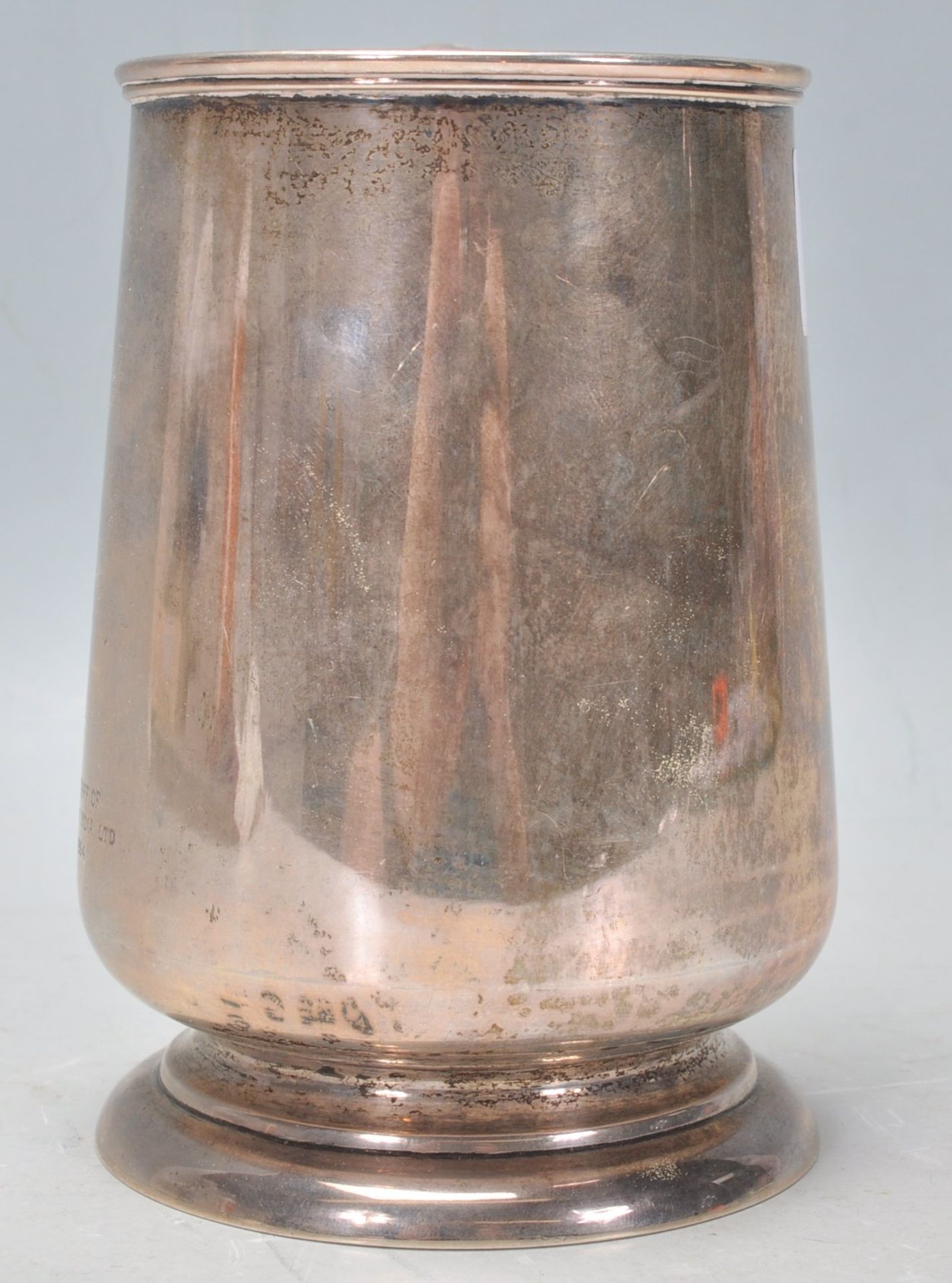 A 20th Century stamped sterling silver tankard of tapering cylindrical form raised on a footed - Bild 2 aus 7