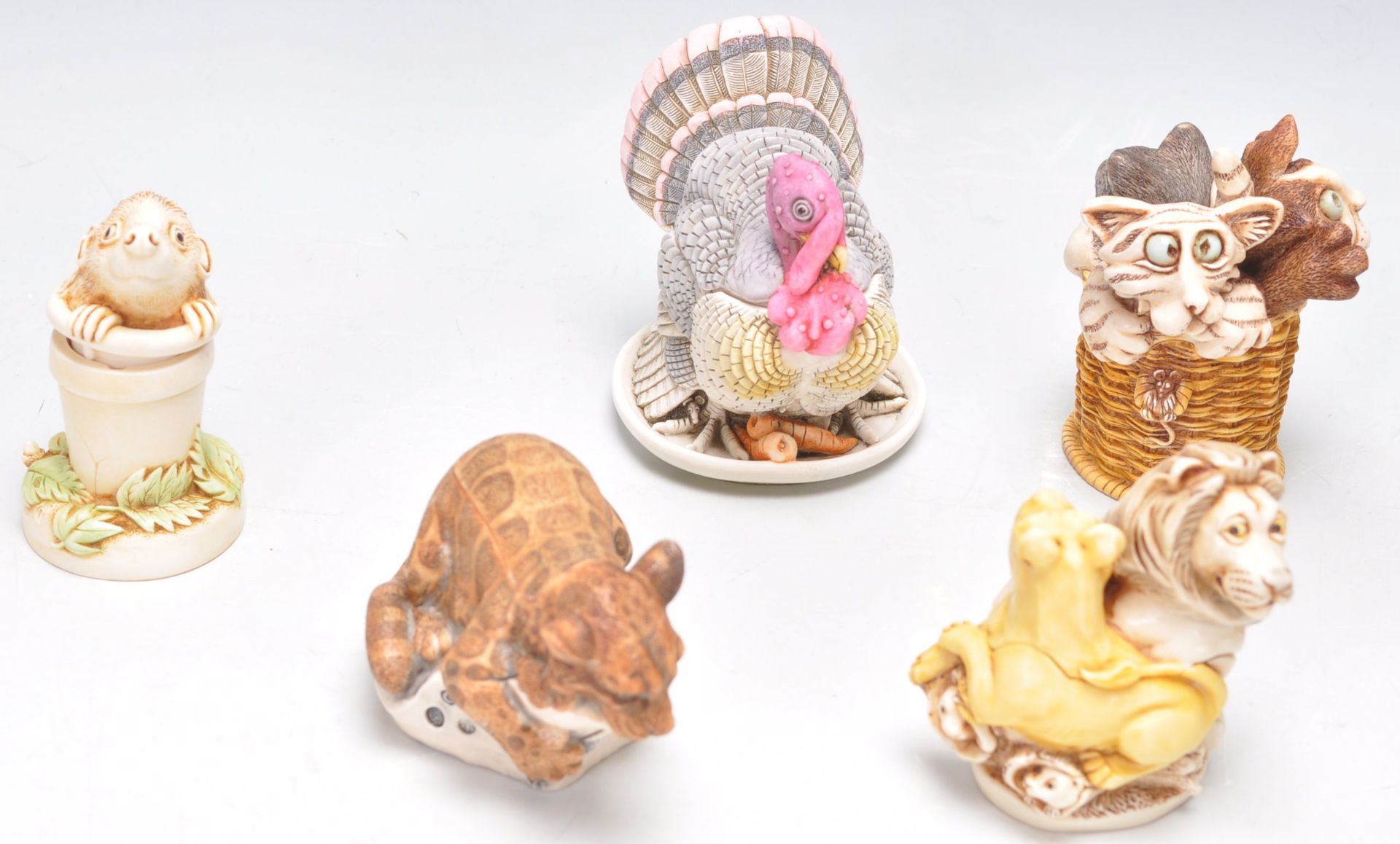 A group of sixteen resin Harmony Kingdom resin figurines to include red panda's, kitten in a - Bild 7 aus 13