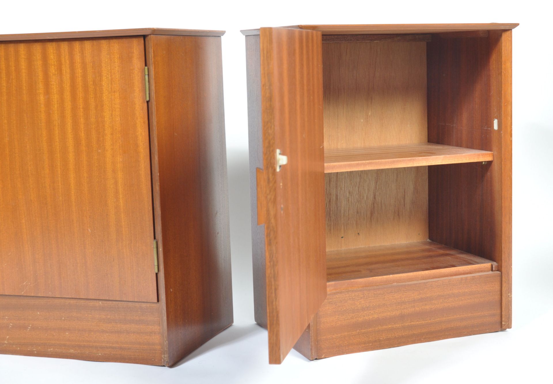 AUSTINSUITE 1960'S RETRO BEDSIDE CABINETS BY FRANK - Bild 3 aus 4