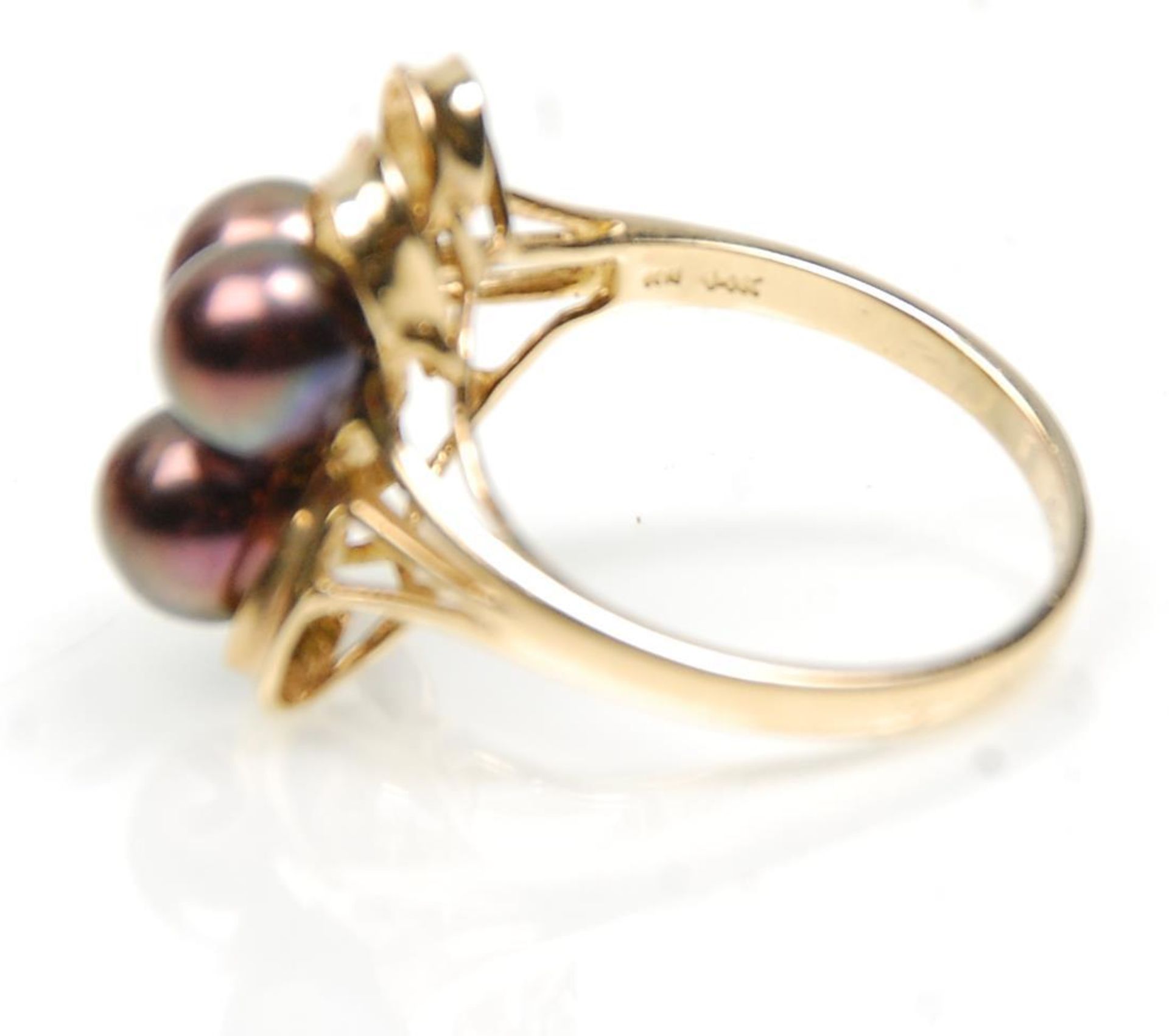 A stamped 14ct gold ring having a twist design set with three pearls and a central diamond. Weight - Bild 4 aus 5