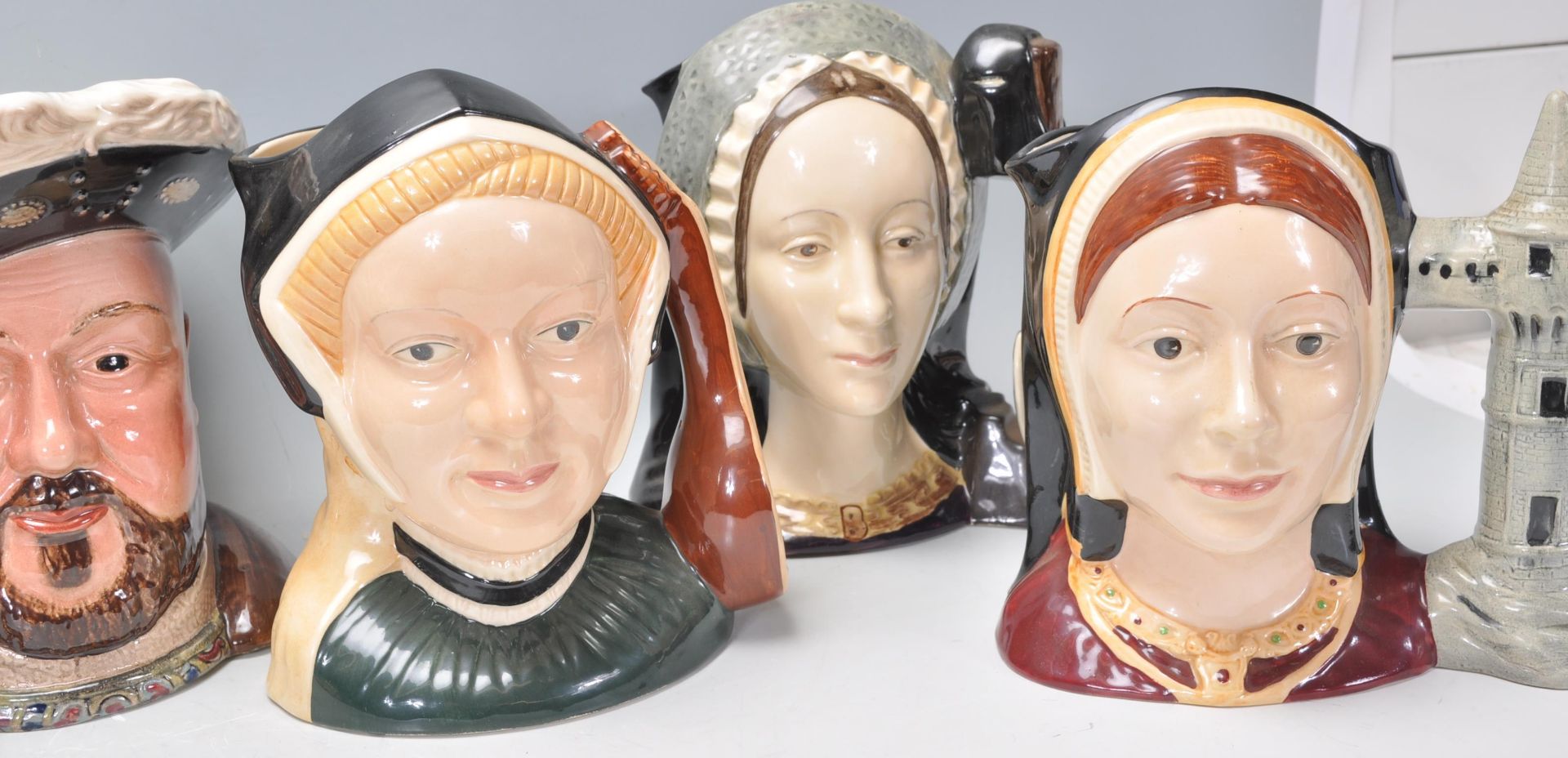 Henry VIII and his Six Wives - A group of seven Royal Doulton ceramic Character / Toby jugs to - Bild 4 aus 8