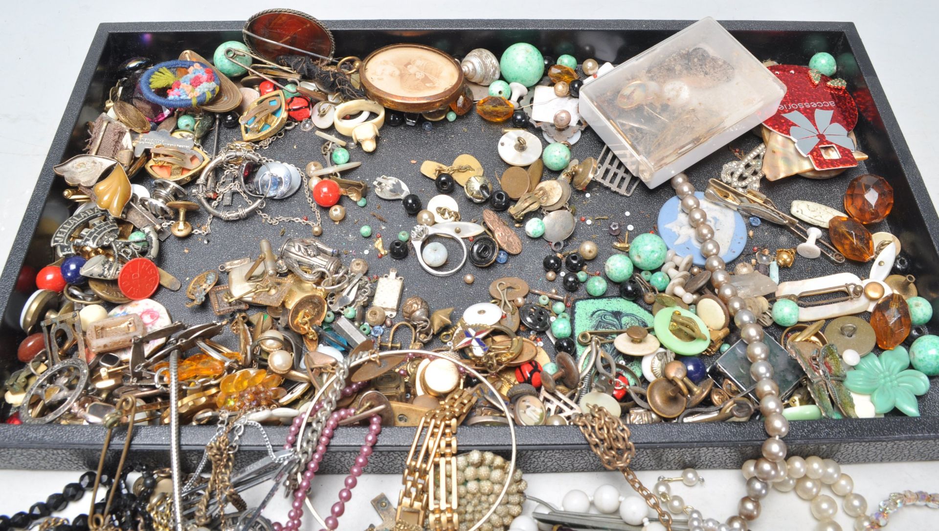 A collection of vintage ladies costume jewellery to include  good selection of beaded necklaces, a - Bild 5 aus 9