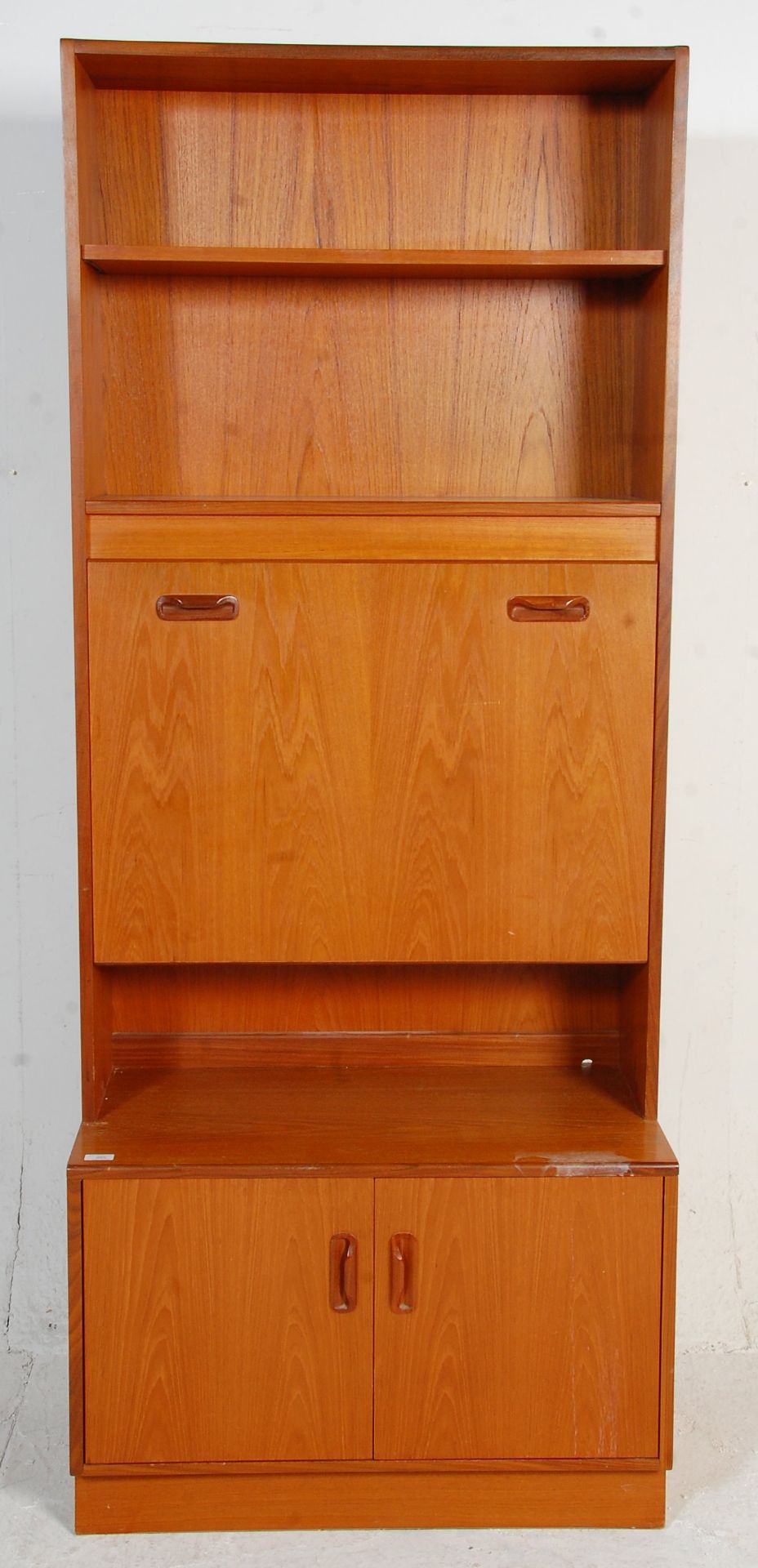 A vintage retro G Plan mid 20th Century teak wood wall unit  bookcase / drinks cabinet having a twin