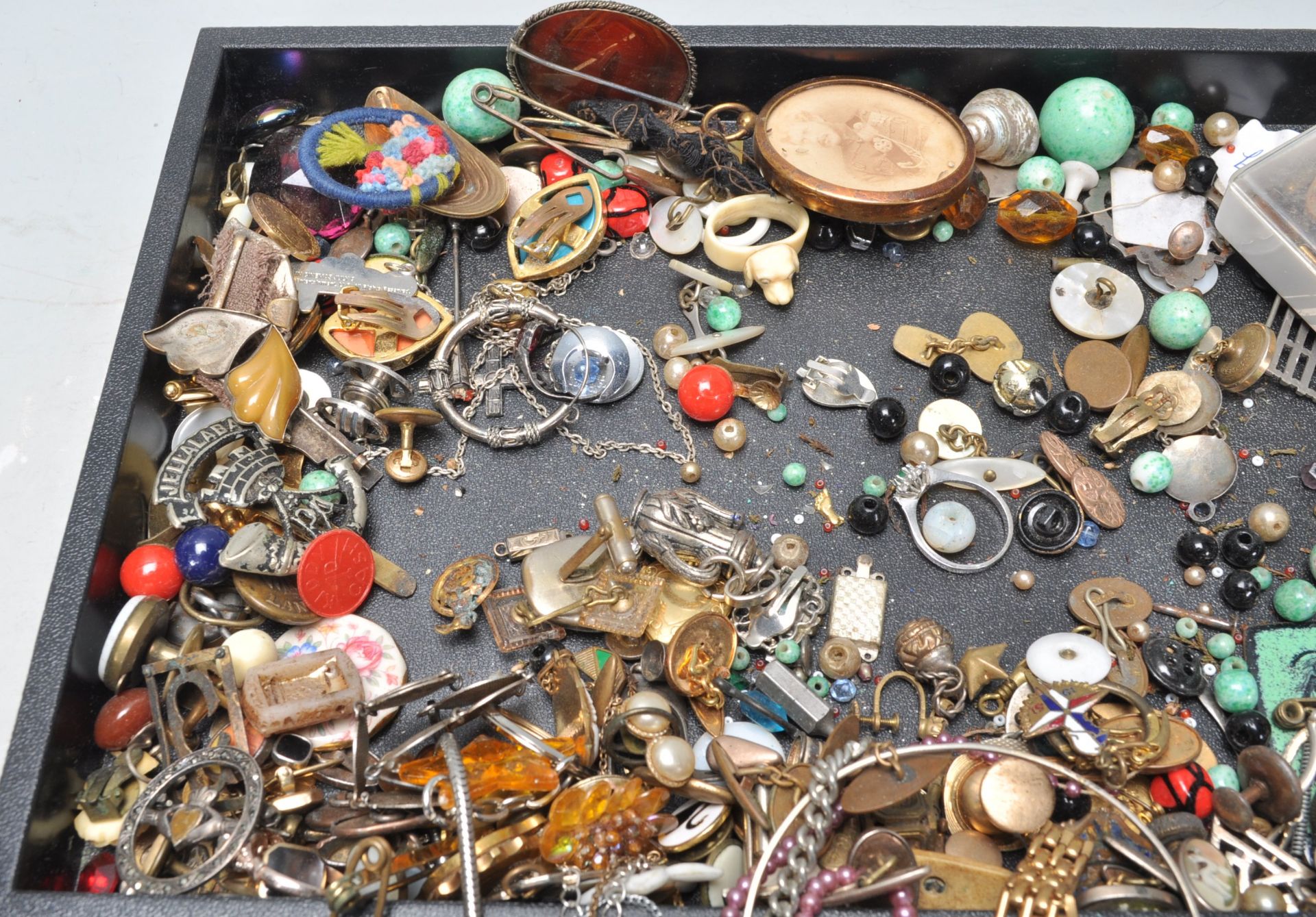 A collection of vintage ladies costume jewellery to include  good selection of beaded necklaces, a - Bild 6 aus 9