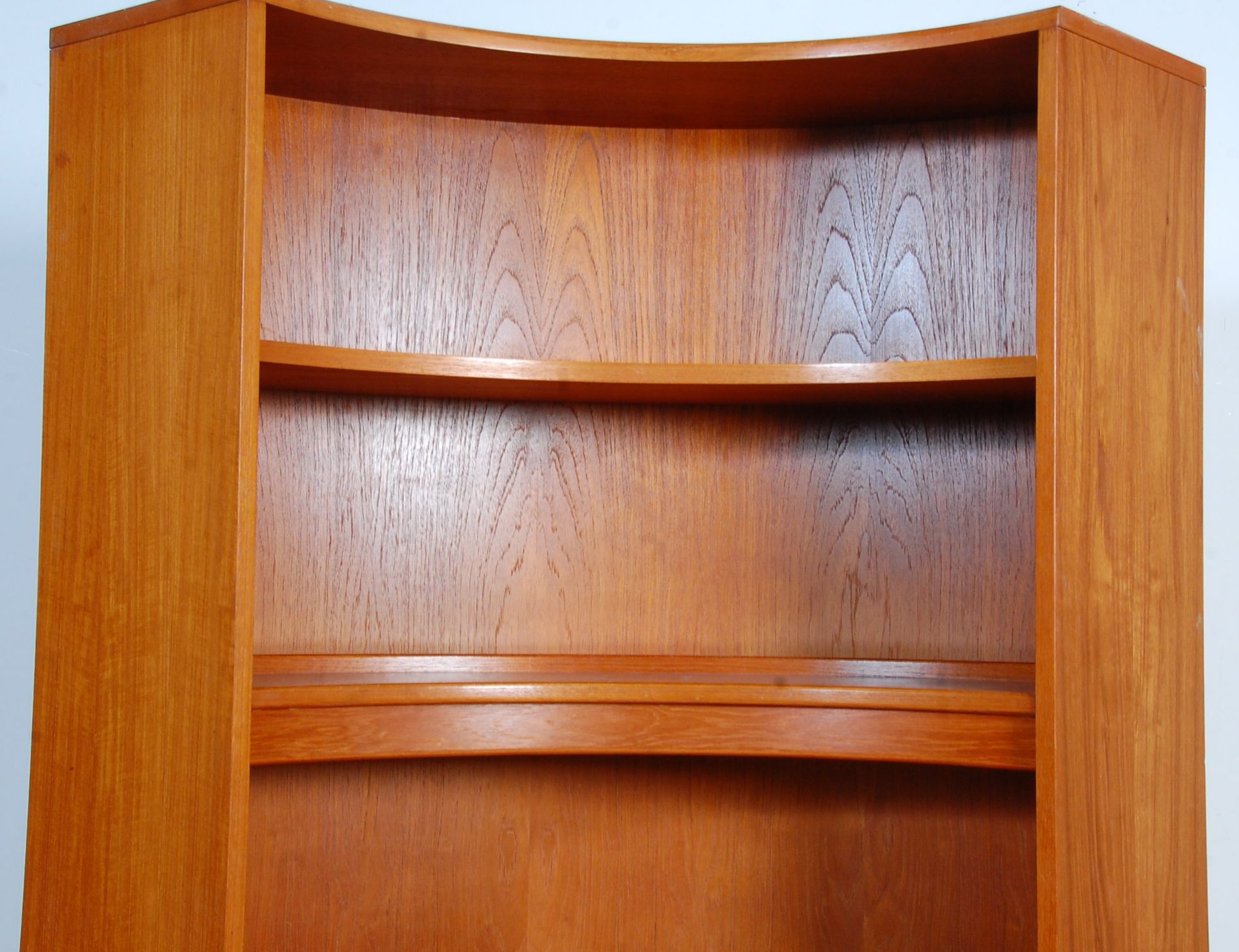 A vintage retro G Plan mid 20th Century teak wood curved corner wall unit book / display shelf - Bild 2 aus 5