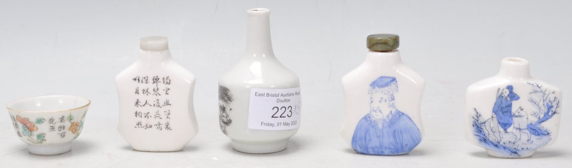 A collection of 20th Century Chinese ceramic scent bottles to include a small printed bottle - Bild 5 aus 9