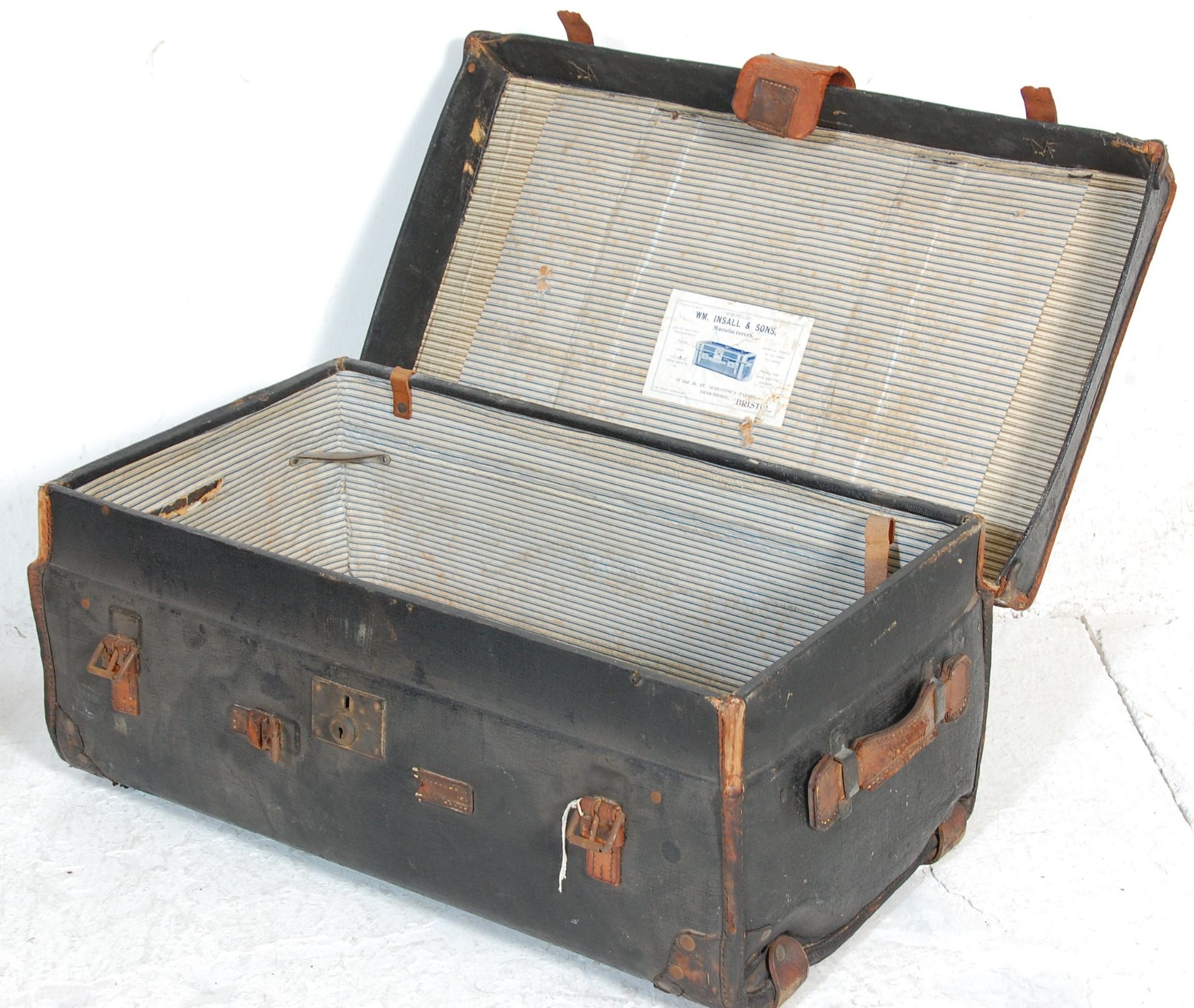 A good vintage 20th leather travel trunk case having brown leather handles and straps. The cover - Bild 5 aus 7