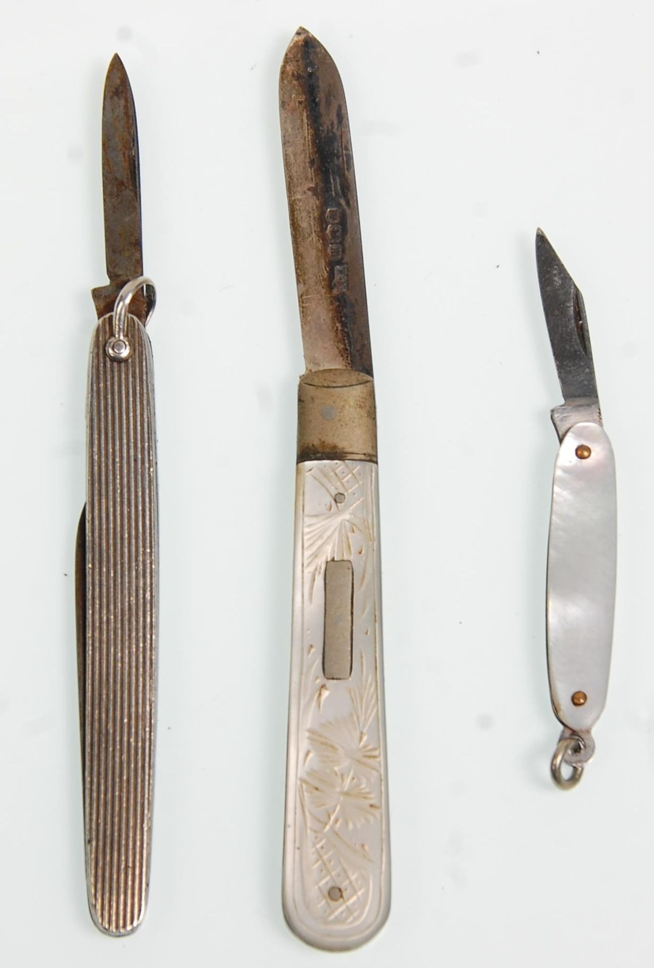 A group of three silver fruit knives to include a hallmarked folding knife with a mother of pearl - Bild 3 aus 3