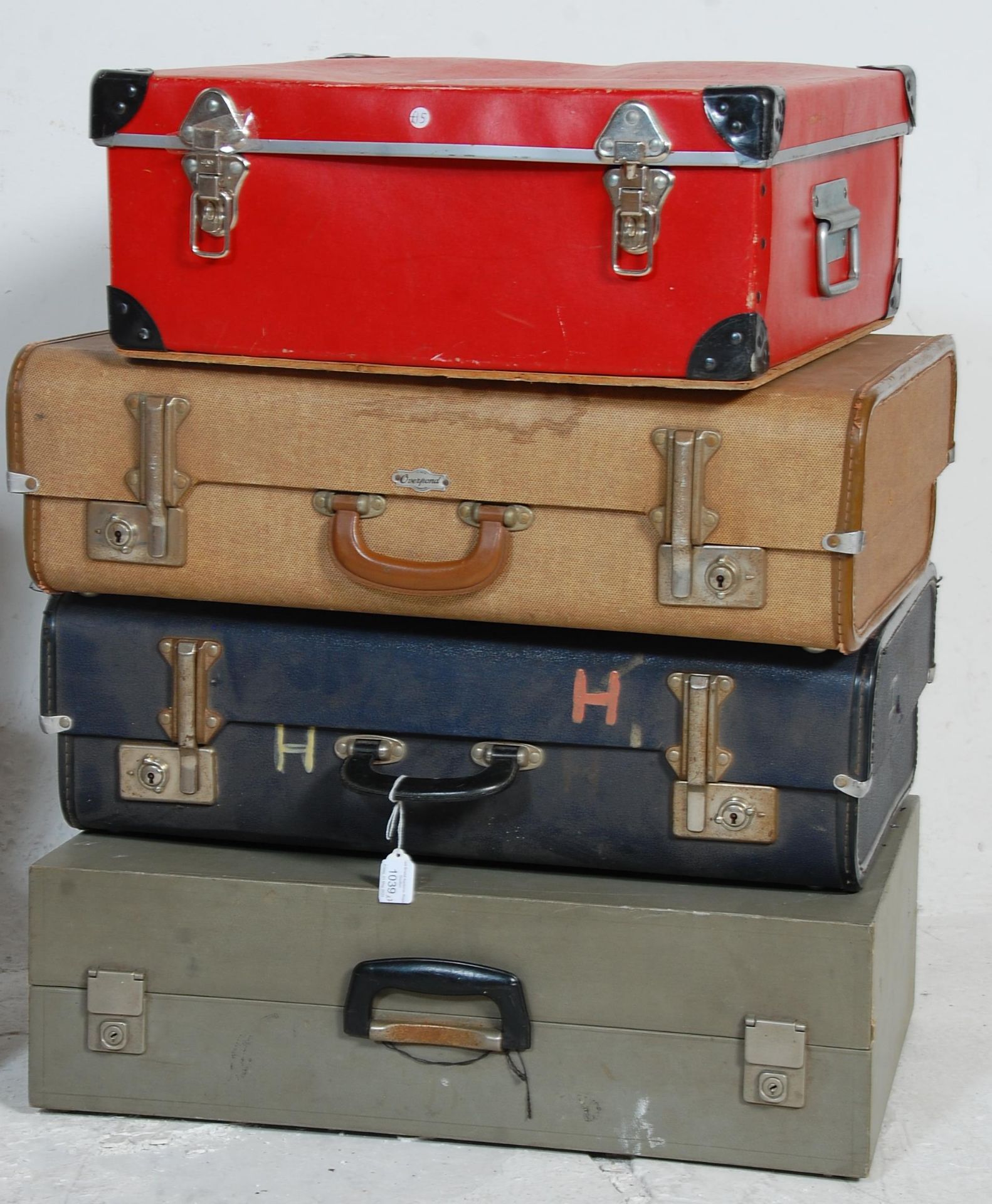 A mixed group of six vintage and retro travel cases of varying materials and designs to include - Image 2 of 10