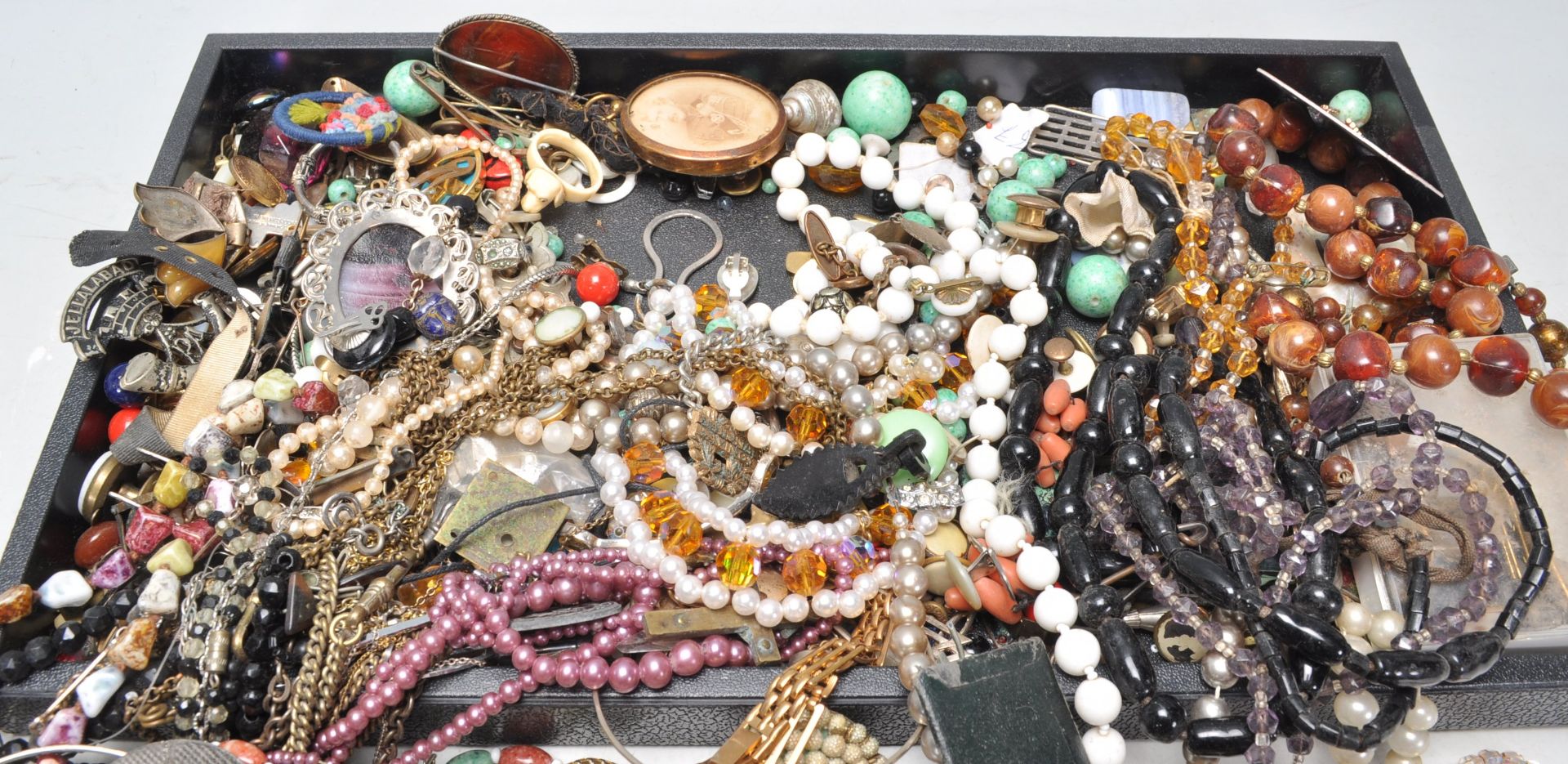 A collection of vintage ladies costume jewellery to include  good selection of beaded necklaces, a - Bild 2 aus 9