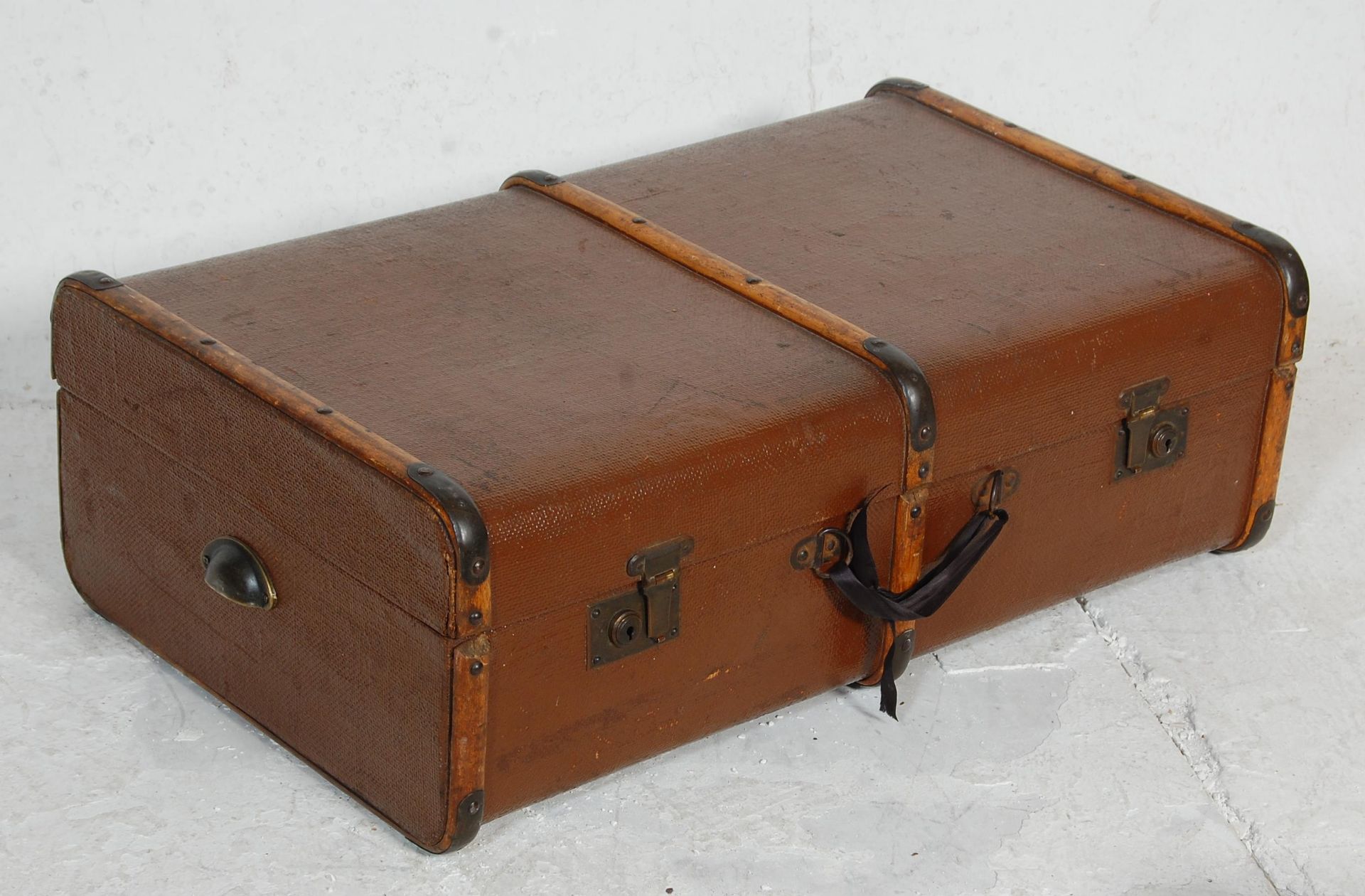 A mixed group of six vintage and retro travel cases of varying materials and designs to include - Image 10 of 10