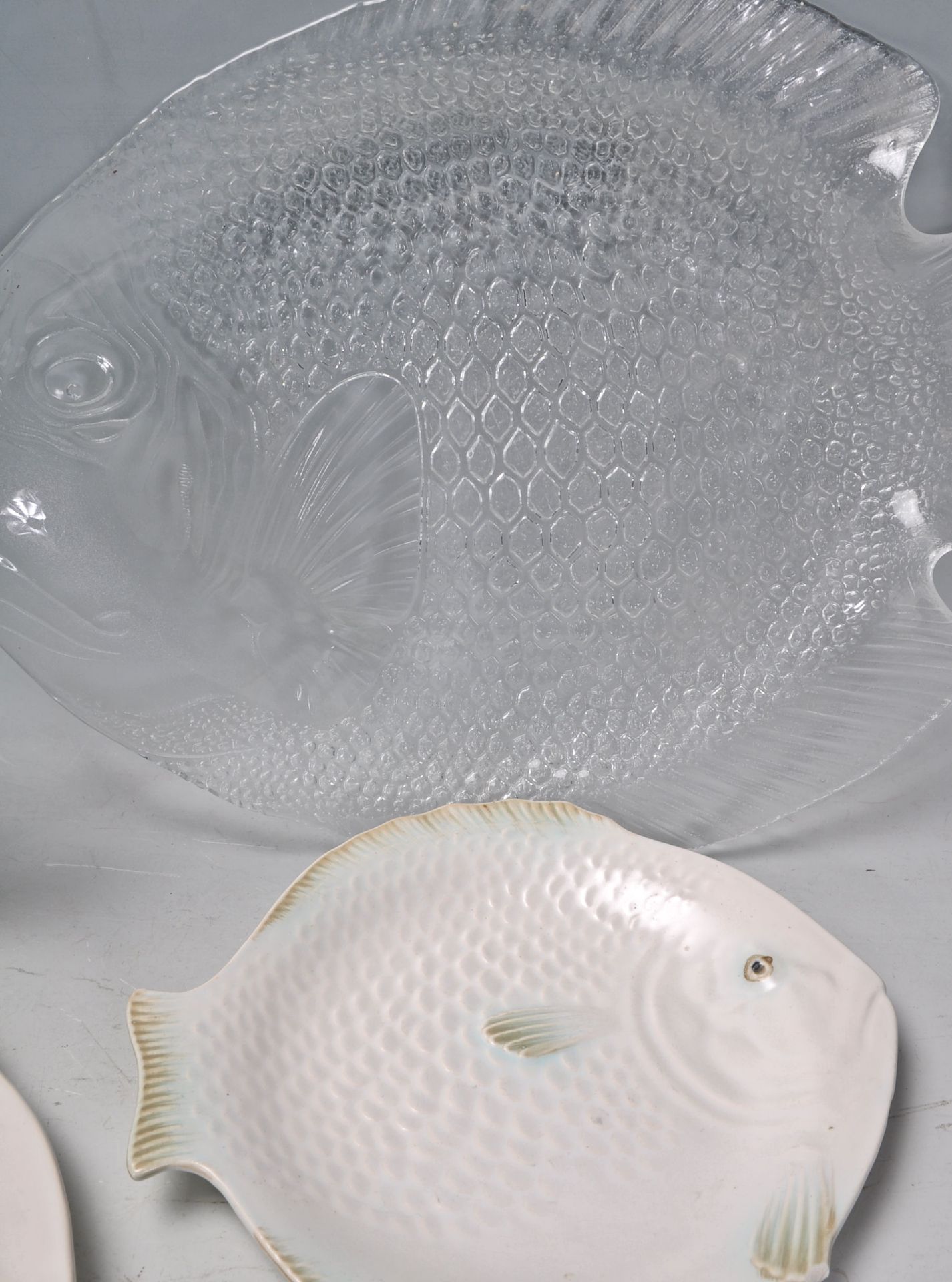 A set of vintage retro Shorter & Son fish plates having a white ground with mint green accents, - Bild 4 aus 10